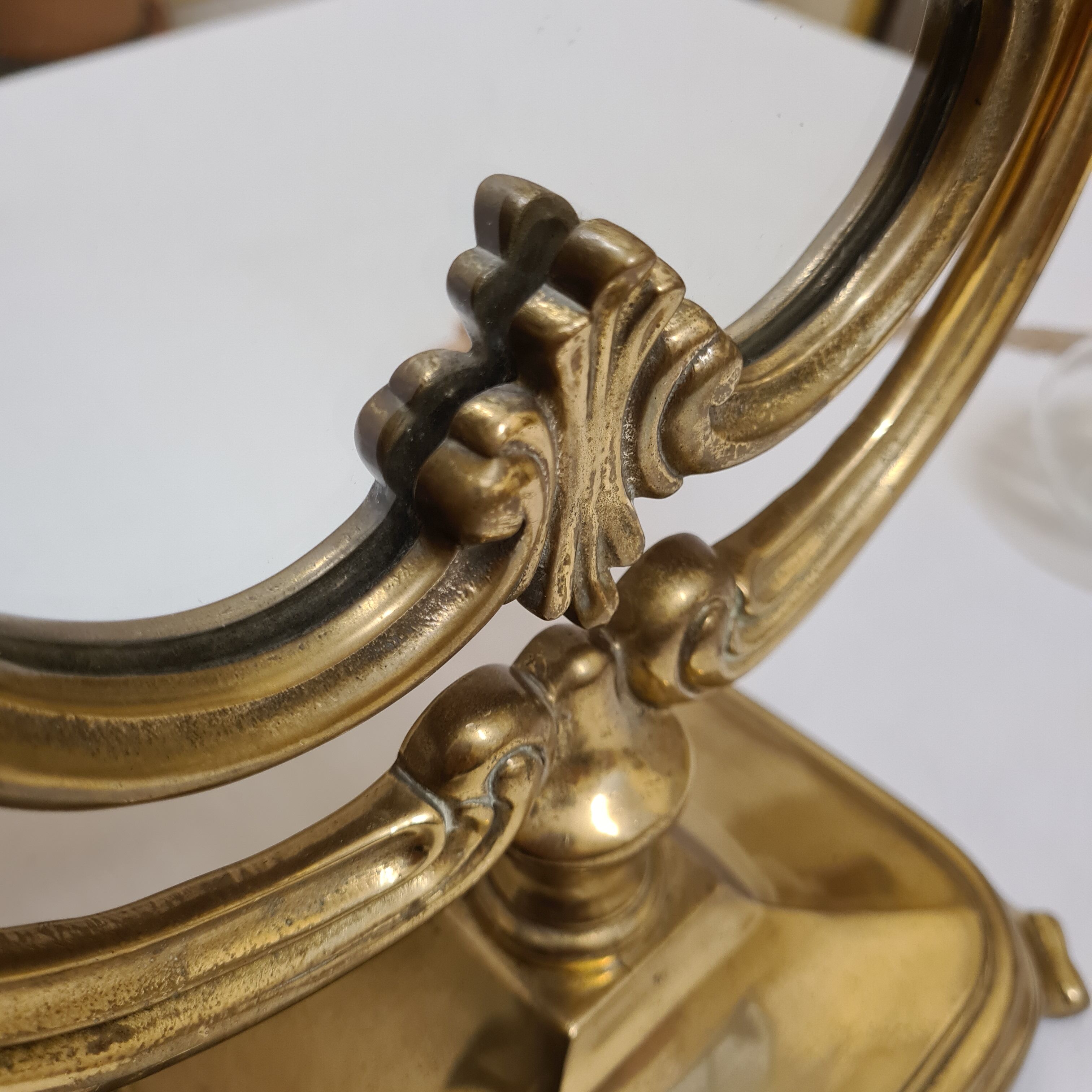 Golden mirror on swivel stand 36x50cm