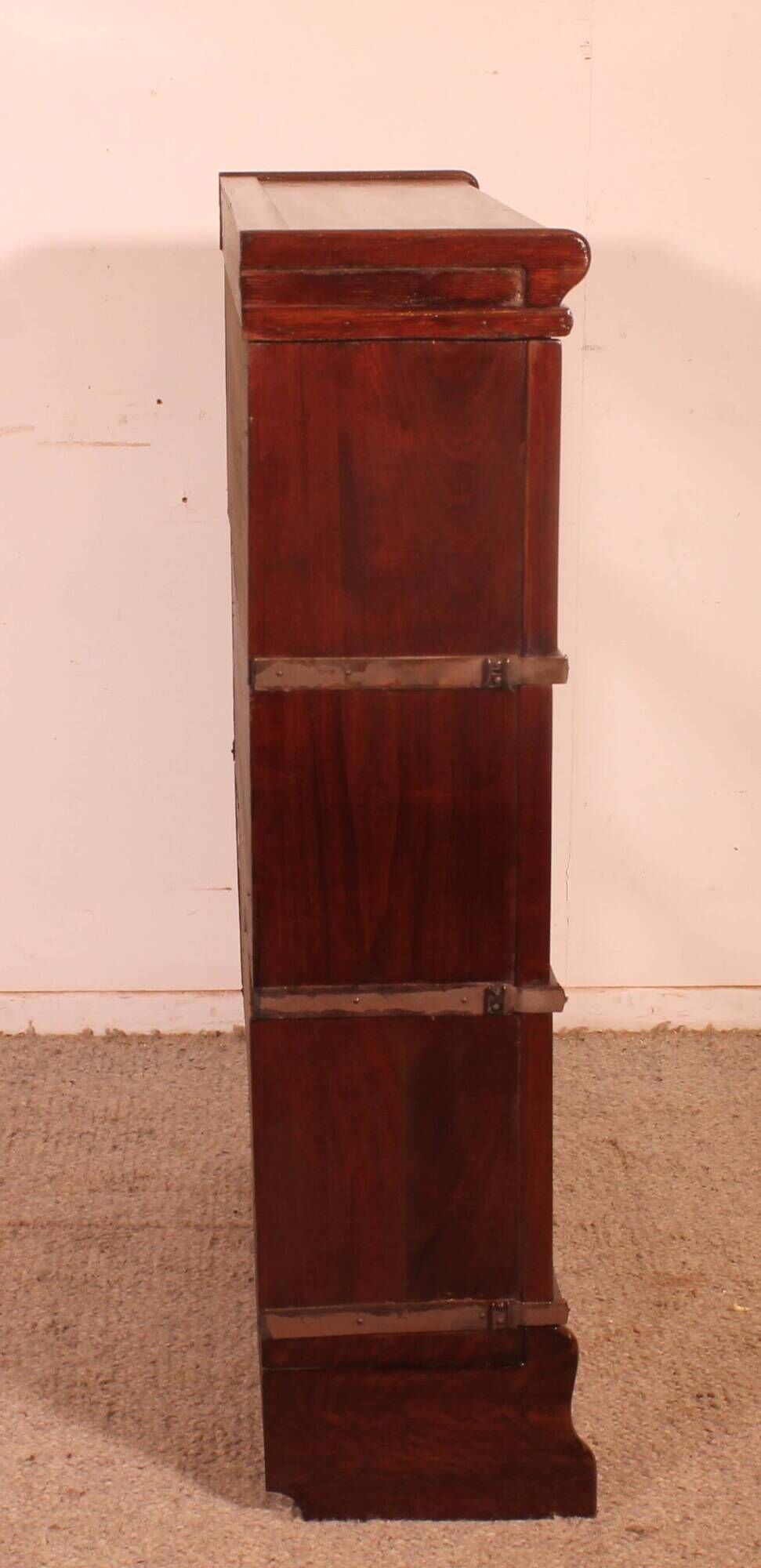 Globe Wernicke Library in mahogany, consisting of 3 pieces.