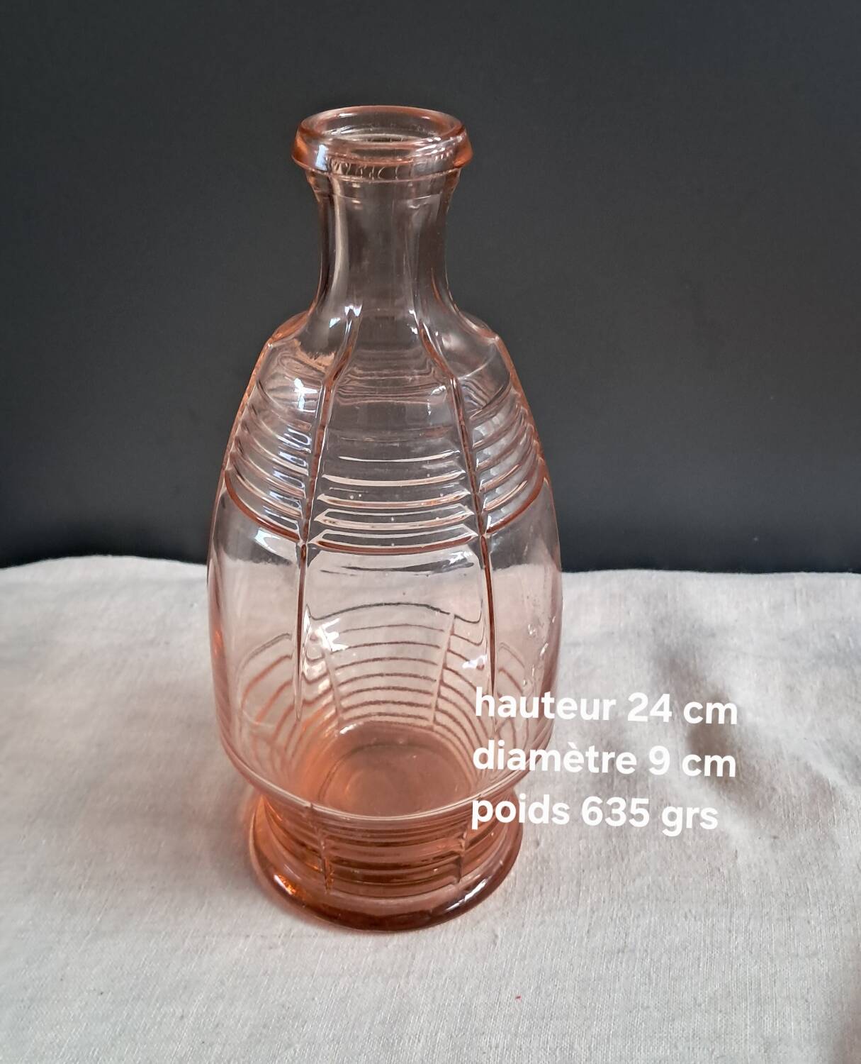 Carafe, verres et plateau en verre rose