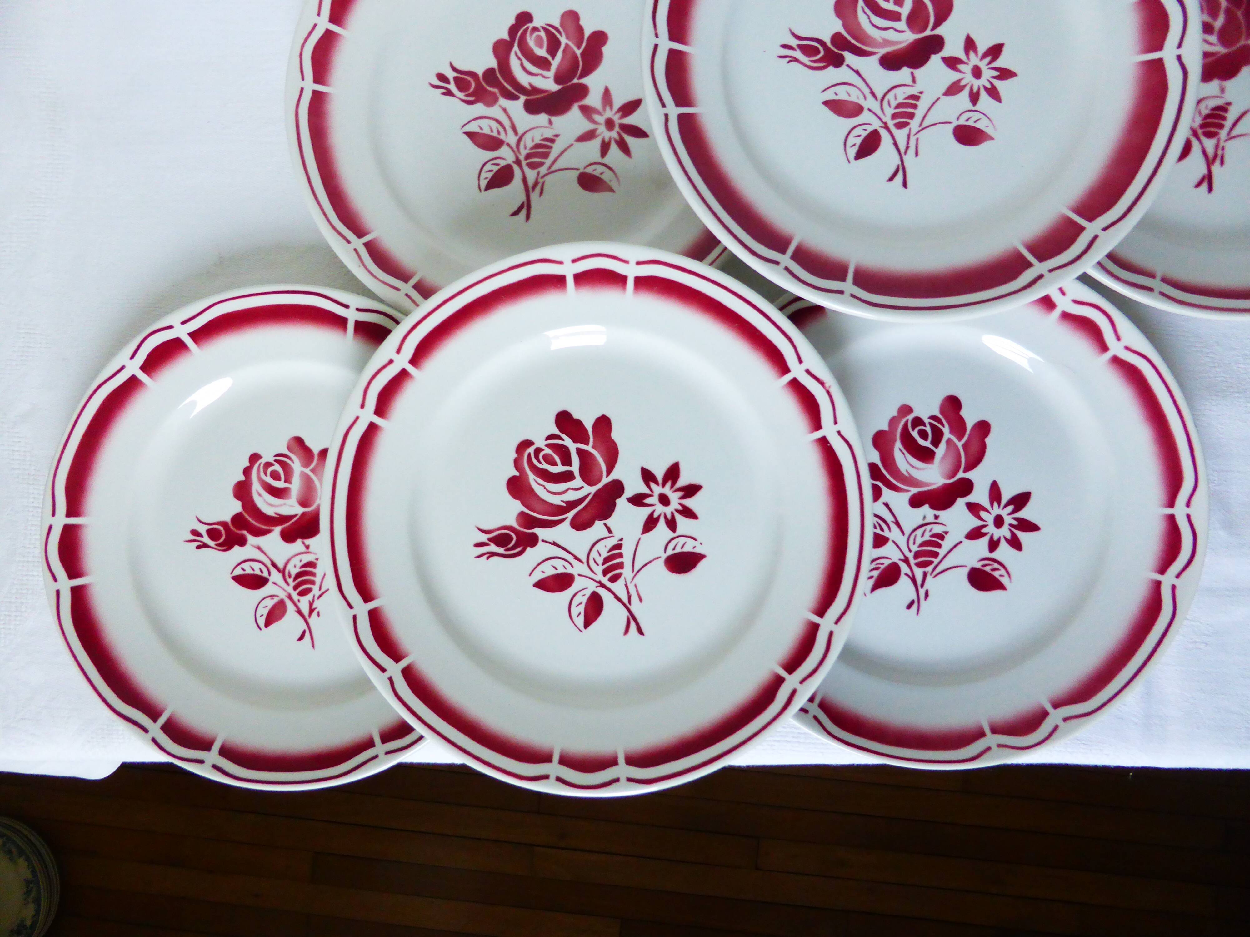 6 flat plates with red flowers in porcelain