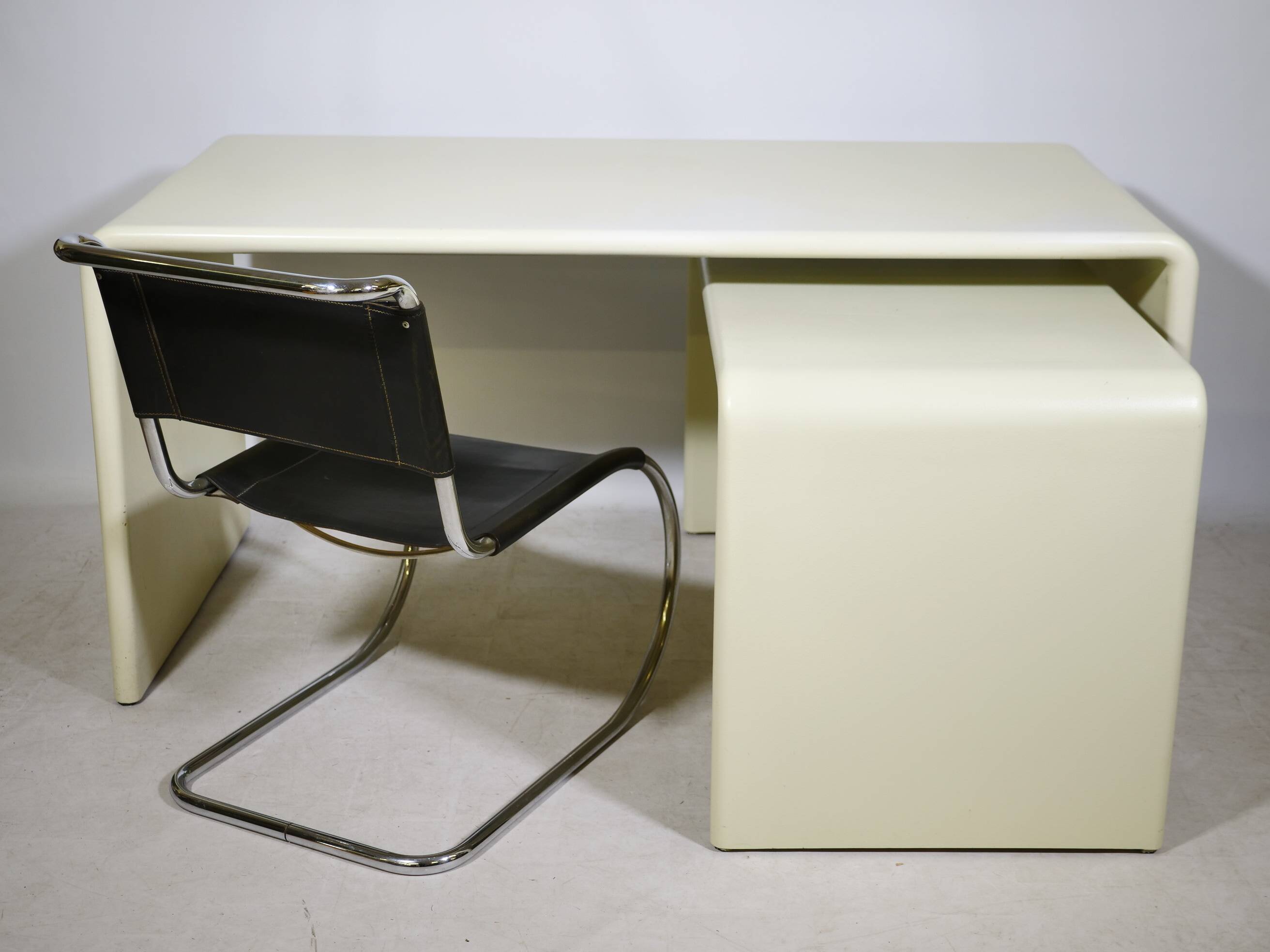 Space Age nesting desk in fiberglass, set of 2, 1970s