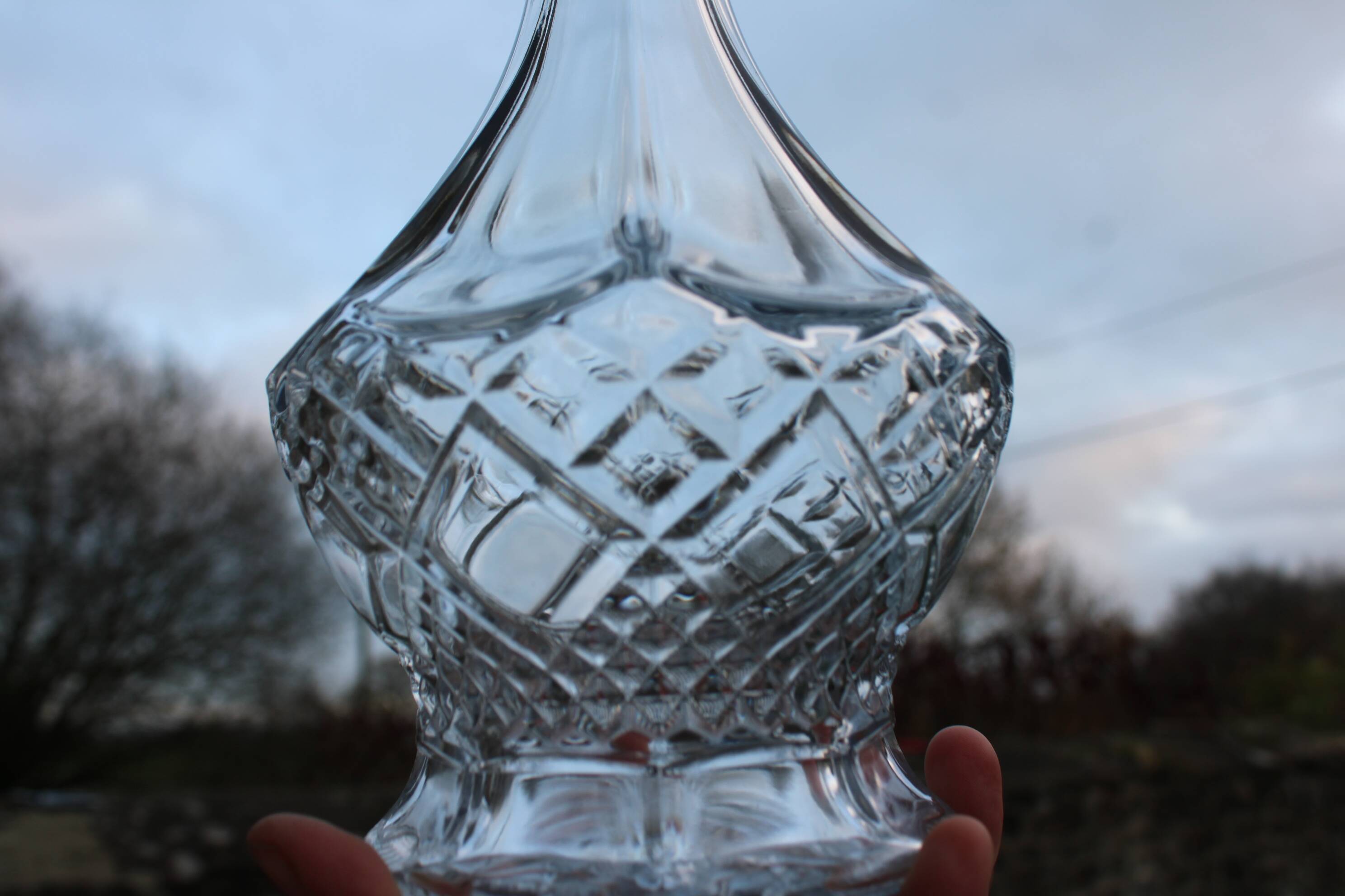 Elegant cut-glass carafe – classic and refined style