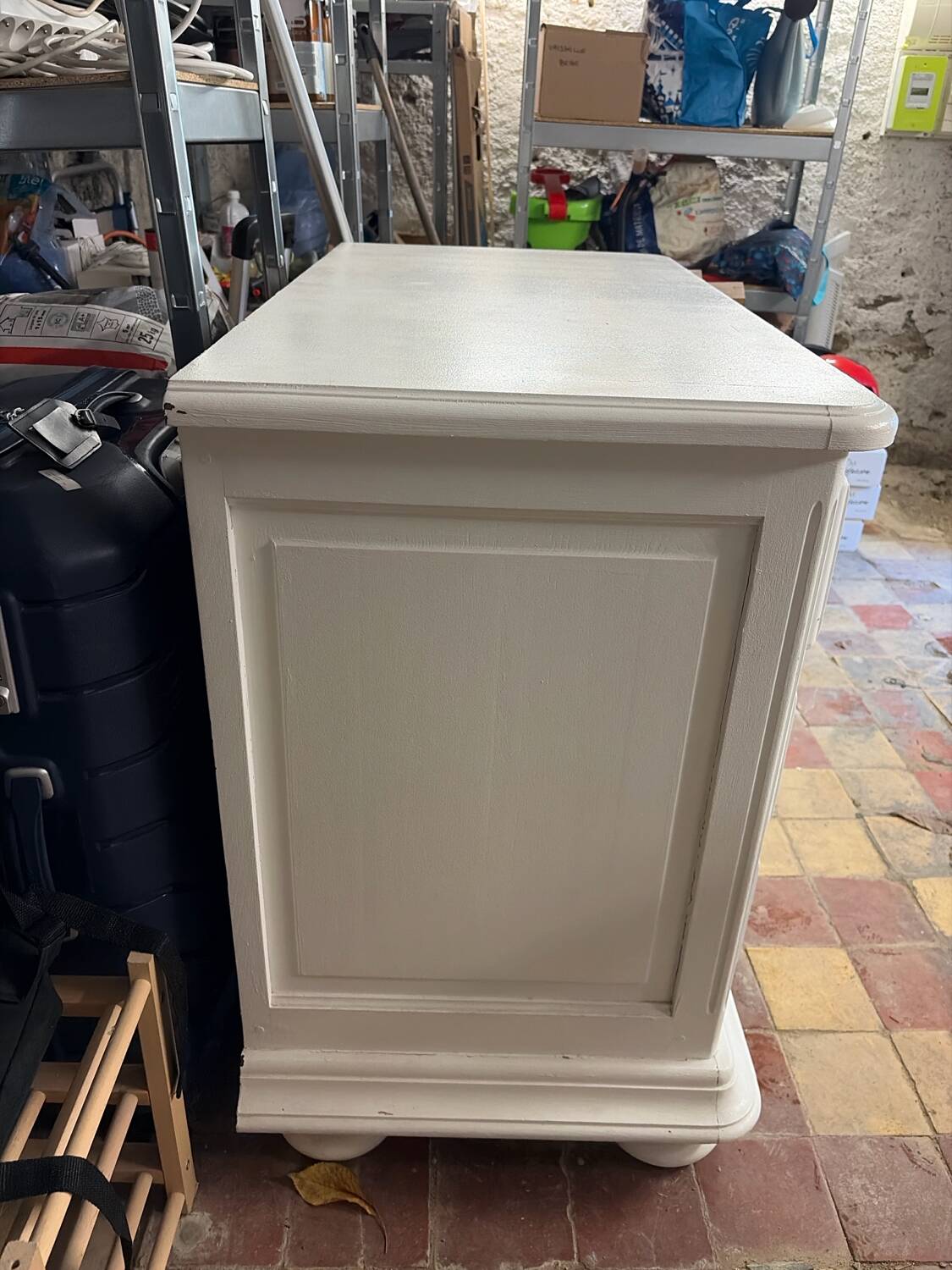 White chest of drawers