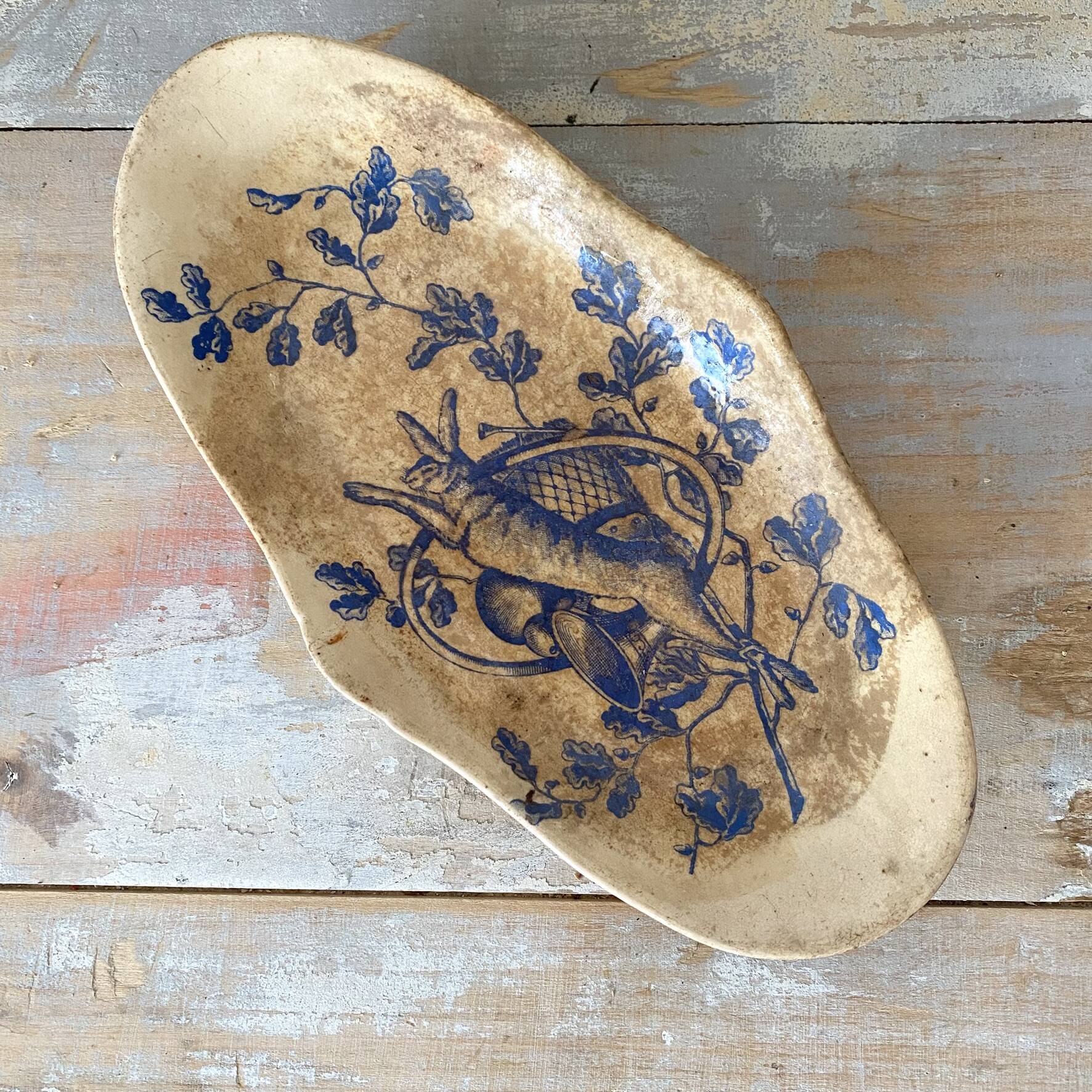 Ravier ancien en Terre de Fer  lapin "au tapis rouge Paris"
