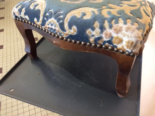 Footrest in wood and fabrics