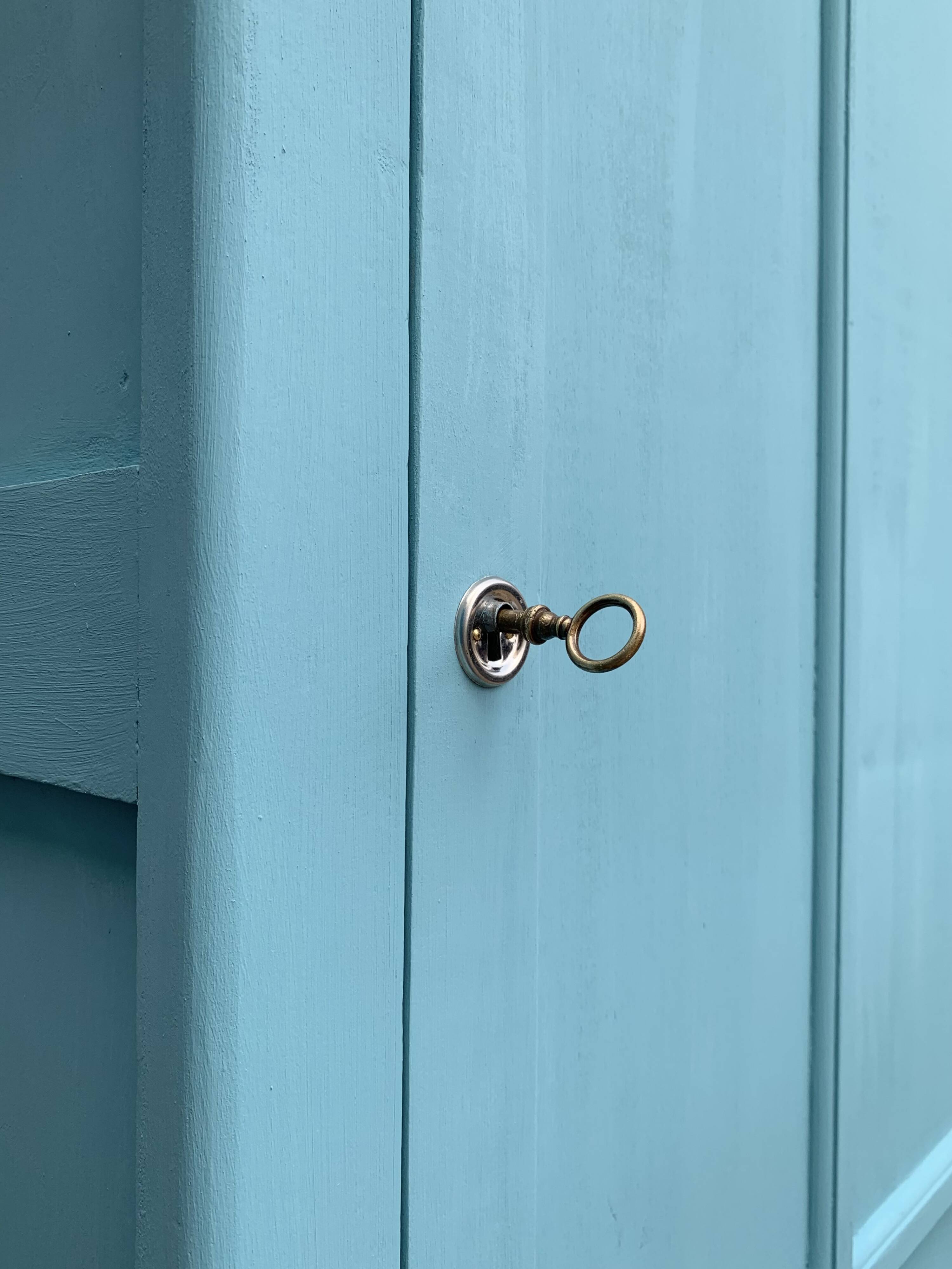 Armoire bonnetière parisienne turquoise 1940