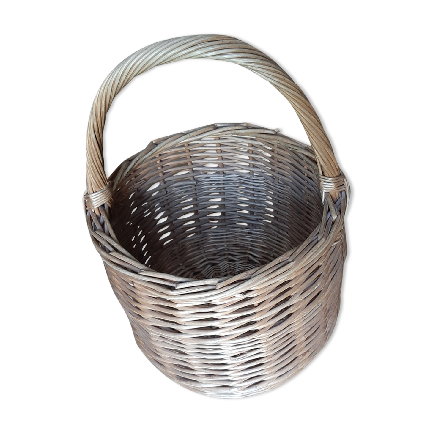 Round wicker basket from the Villaines les rochers cooperative