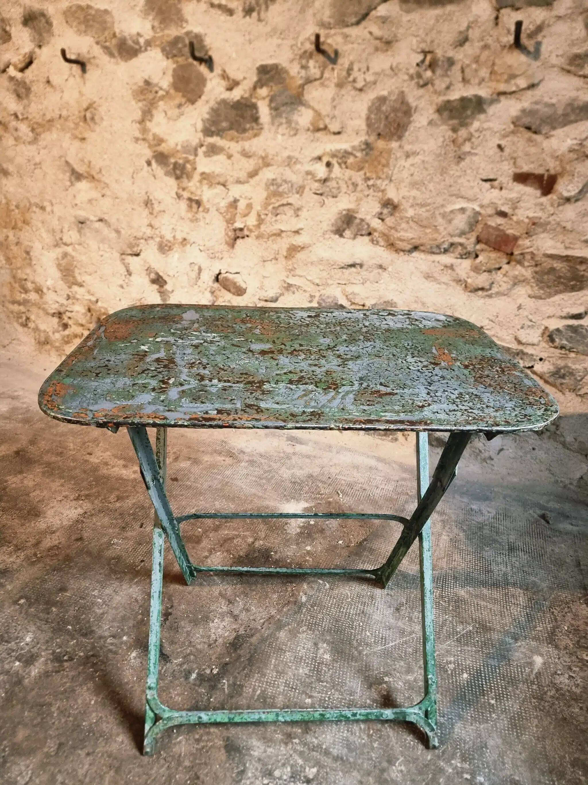 Table bistrot pliante française en fer riveté, années 1920