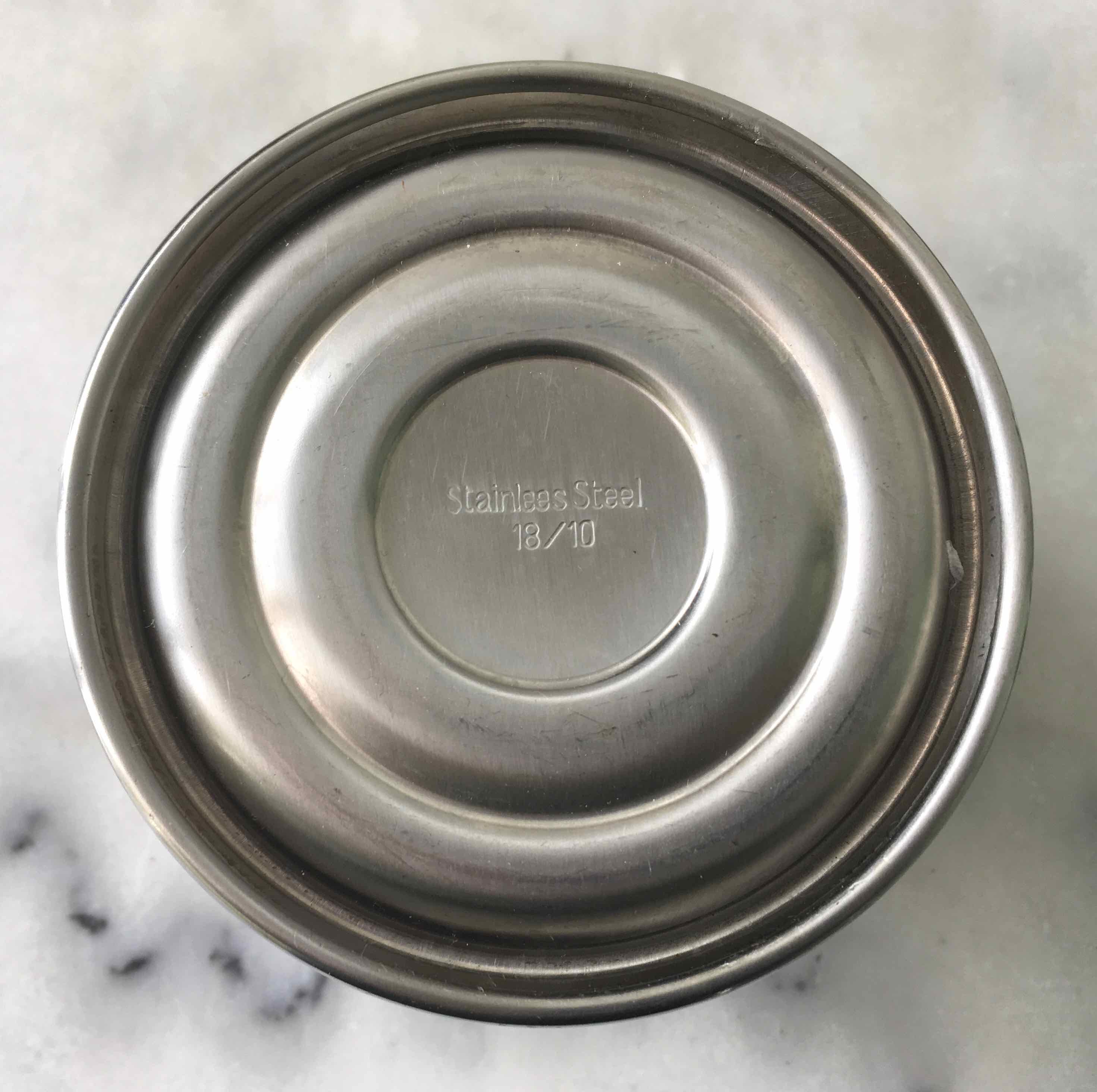 Cafetière italienne et tasses en inox