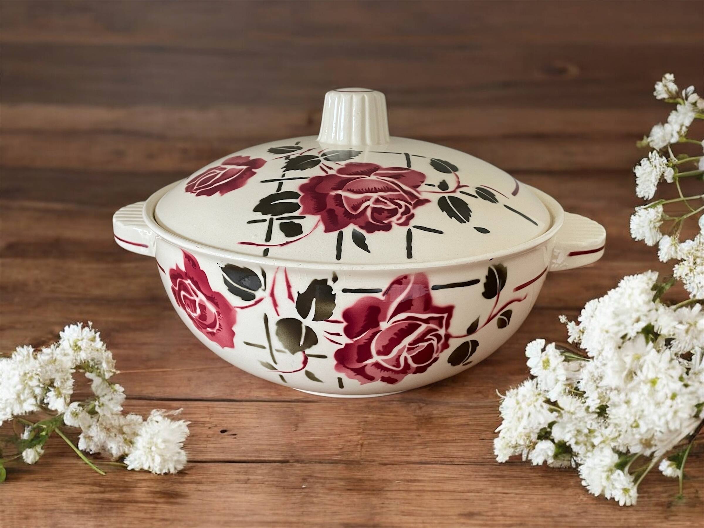 Antique soup tureen in Badonviller earthenware.