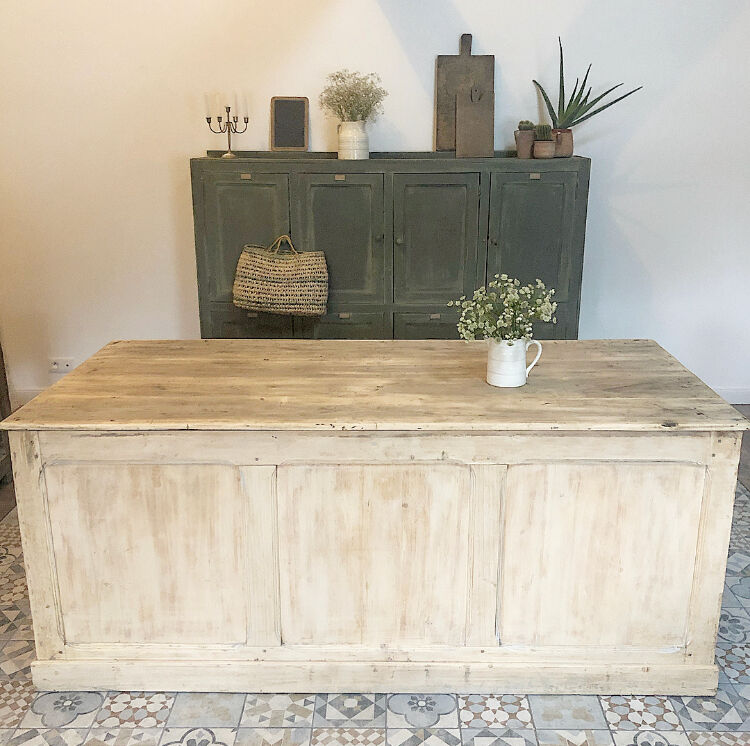 Central island counter