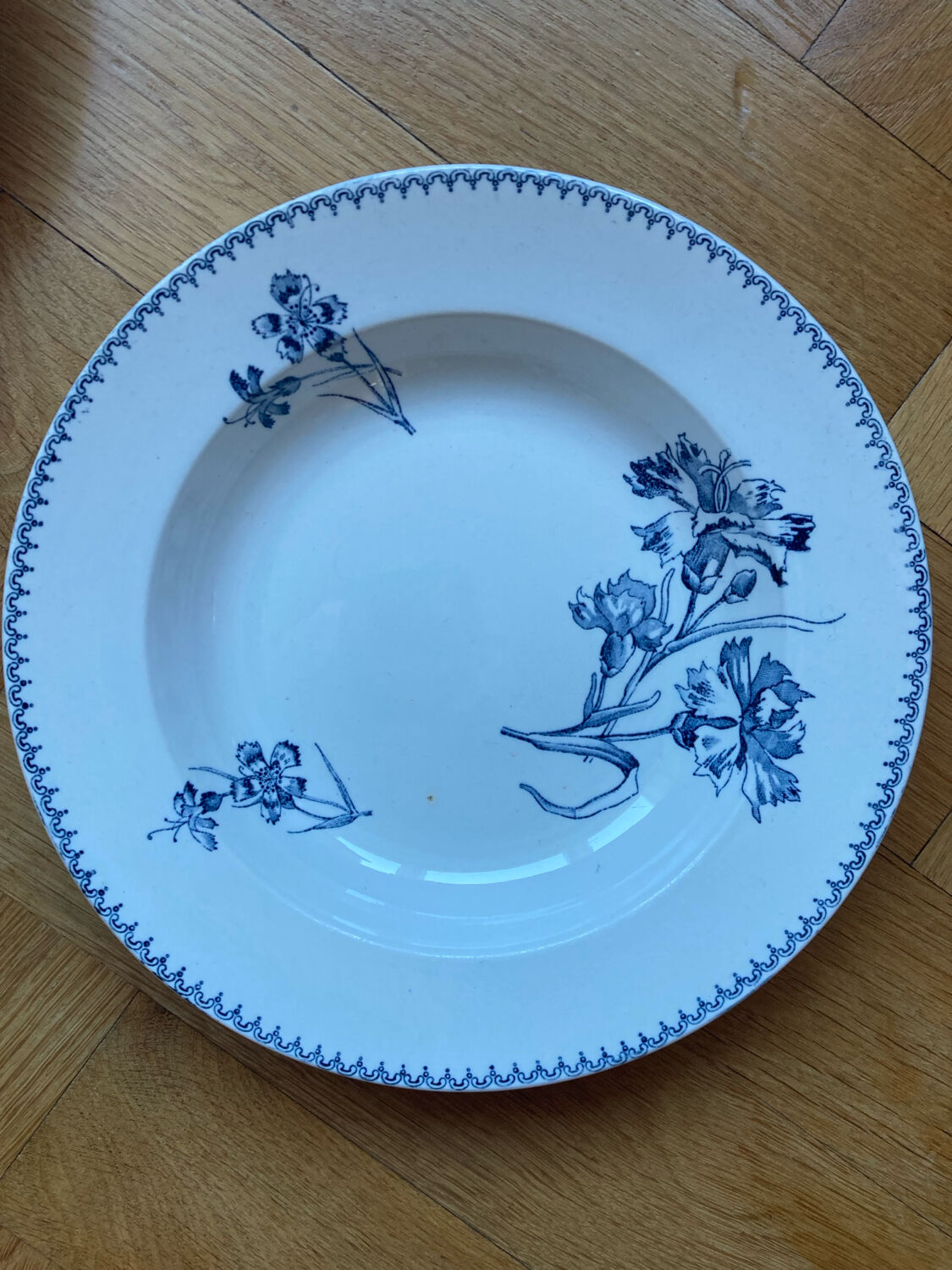 Deep plates Sarreguemines with carnation bouquets