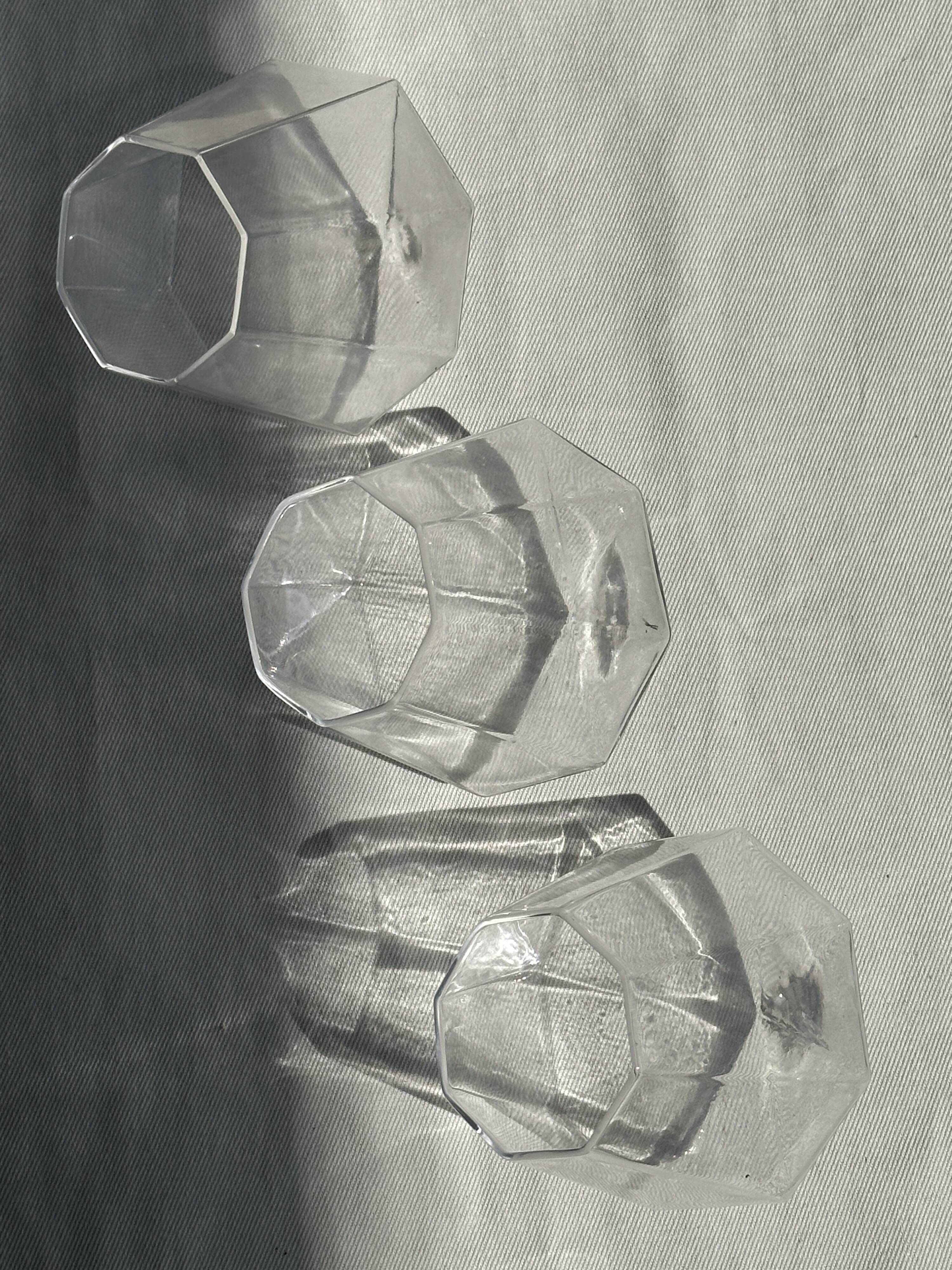 Small geometric carafe with diamond-shaped stopper and its 4 glasses