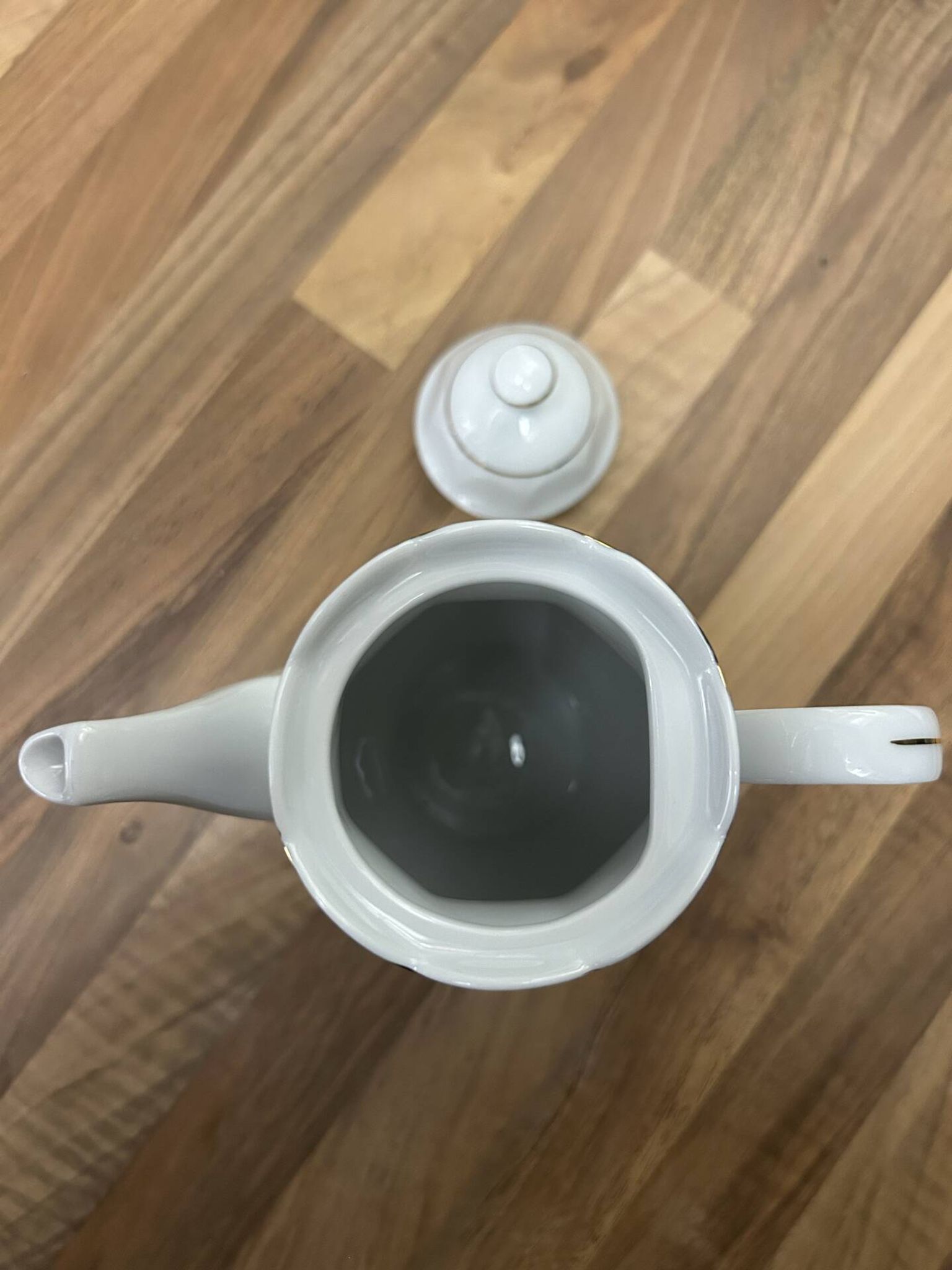 Cafetière vintage en porcelaine blanche et filet doré