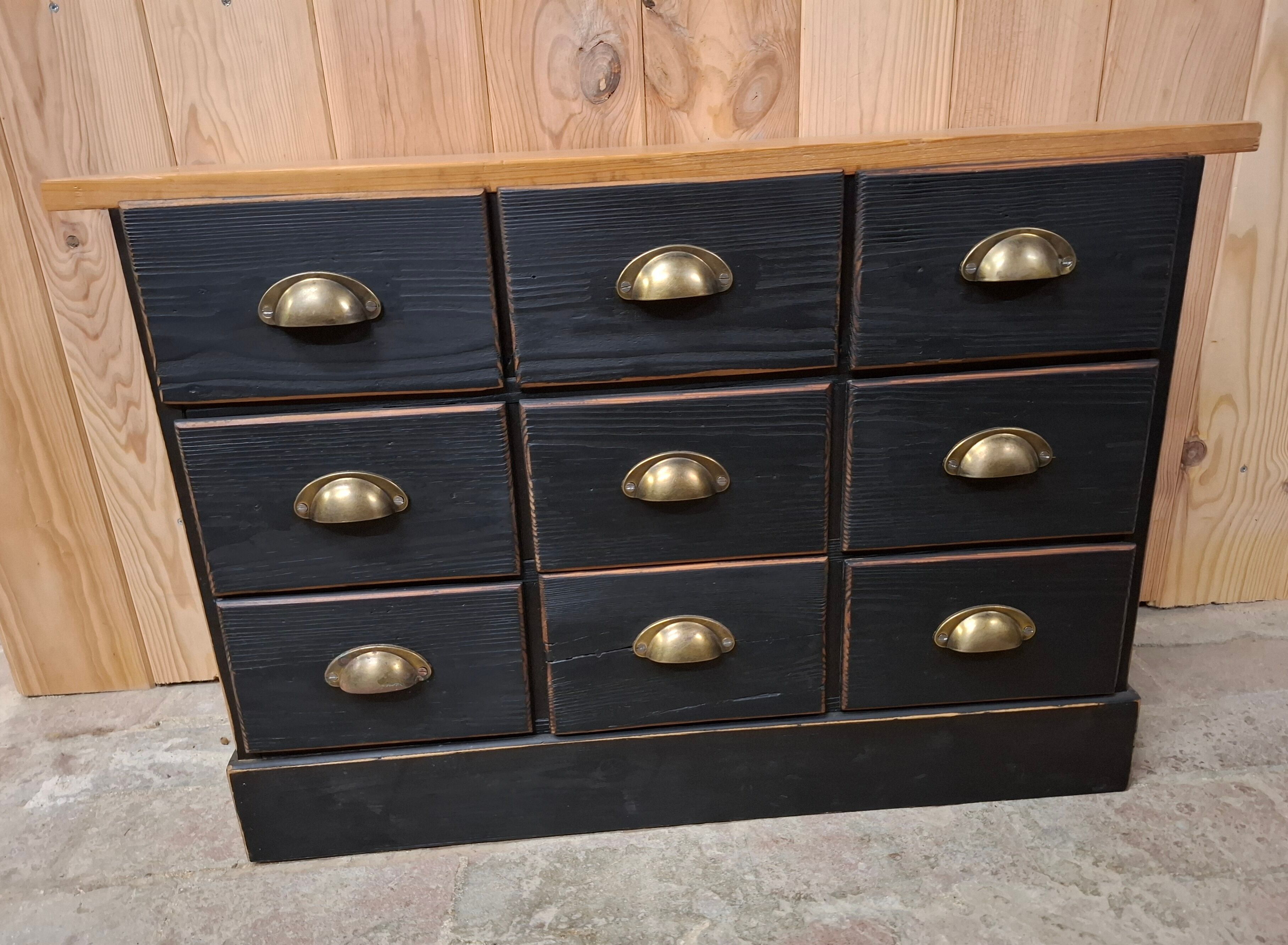 Workshop cabinet with drawers