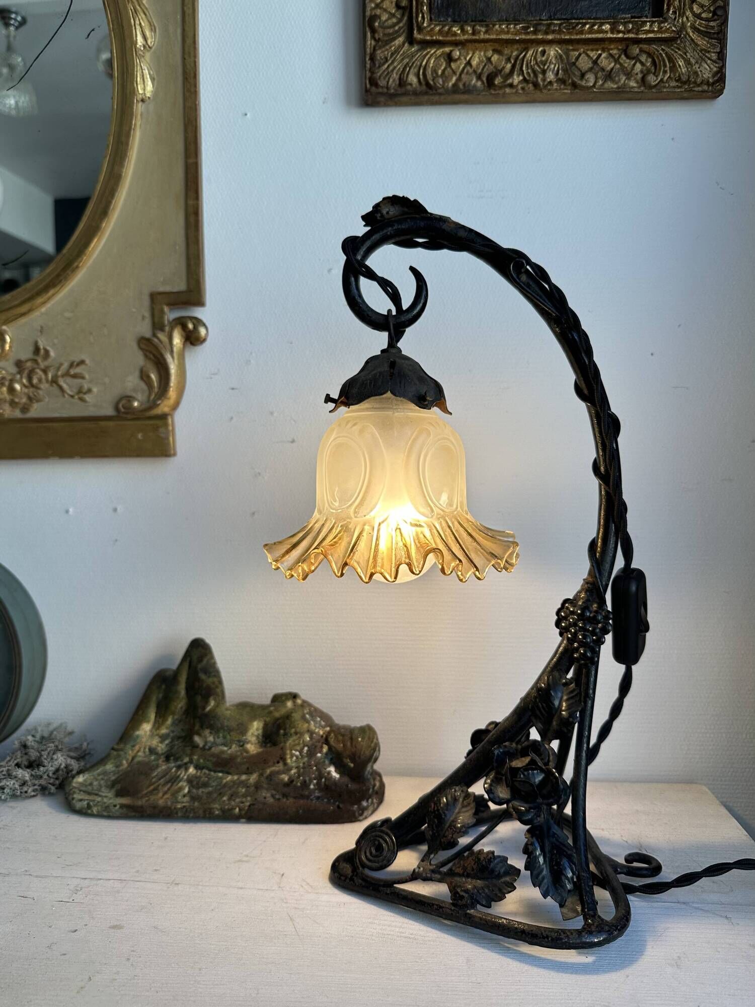 Art Nouveau wall light in wrought iron with vine decoration, early 20th century.
