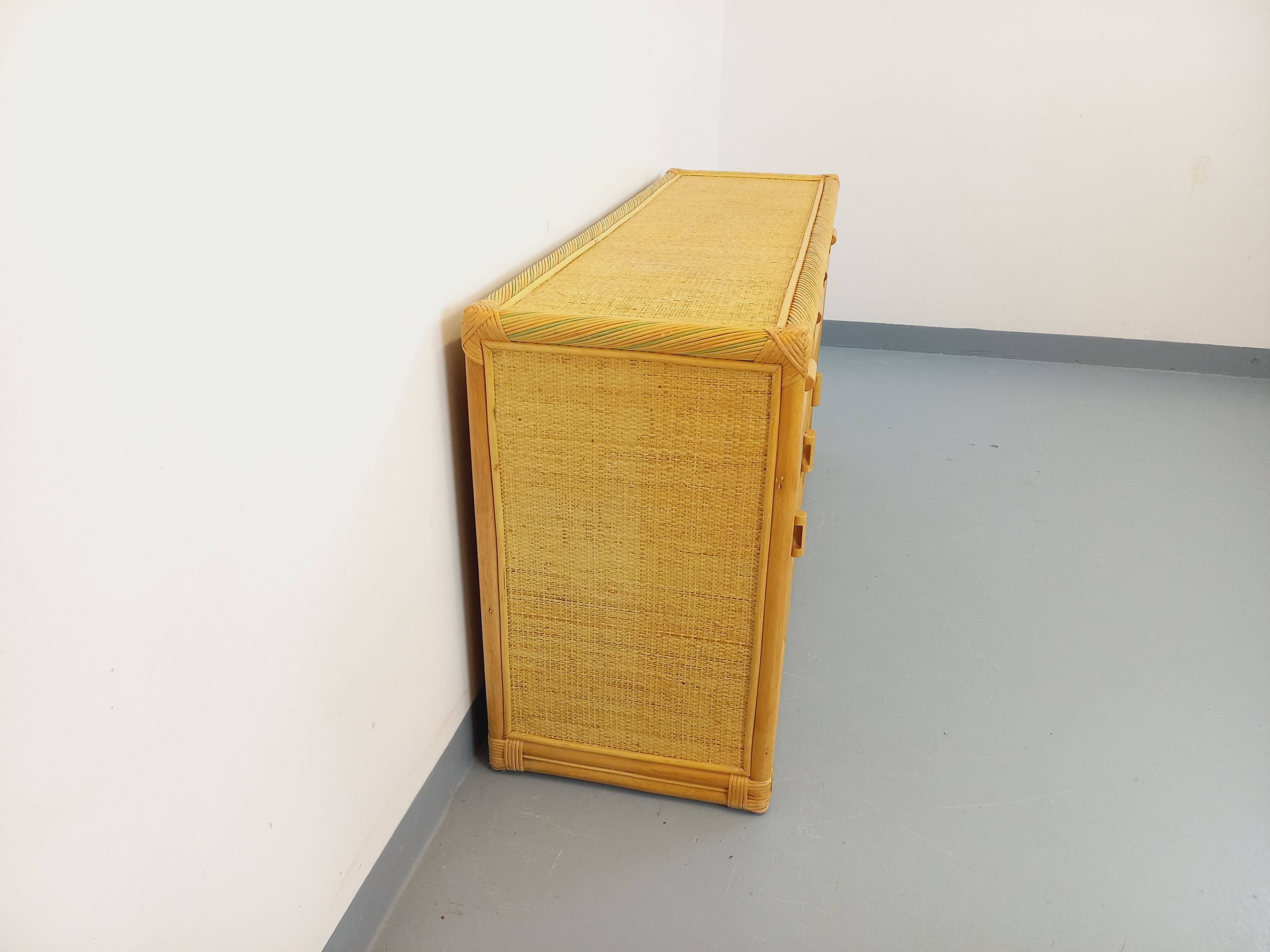 Vintage storage unit in rattan and woven rattan from the 1970s.