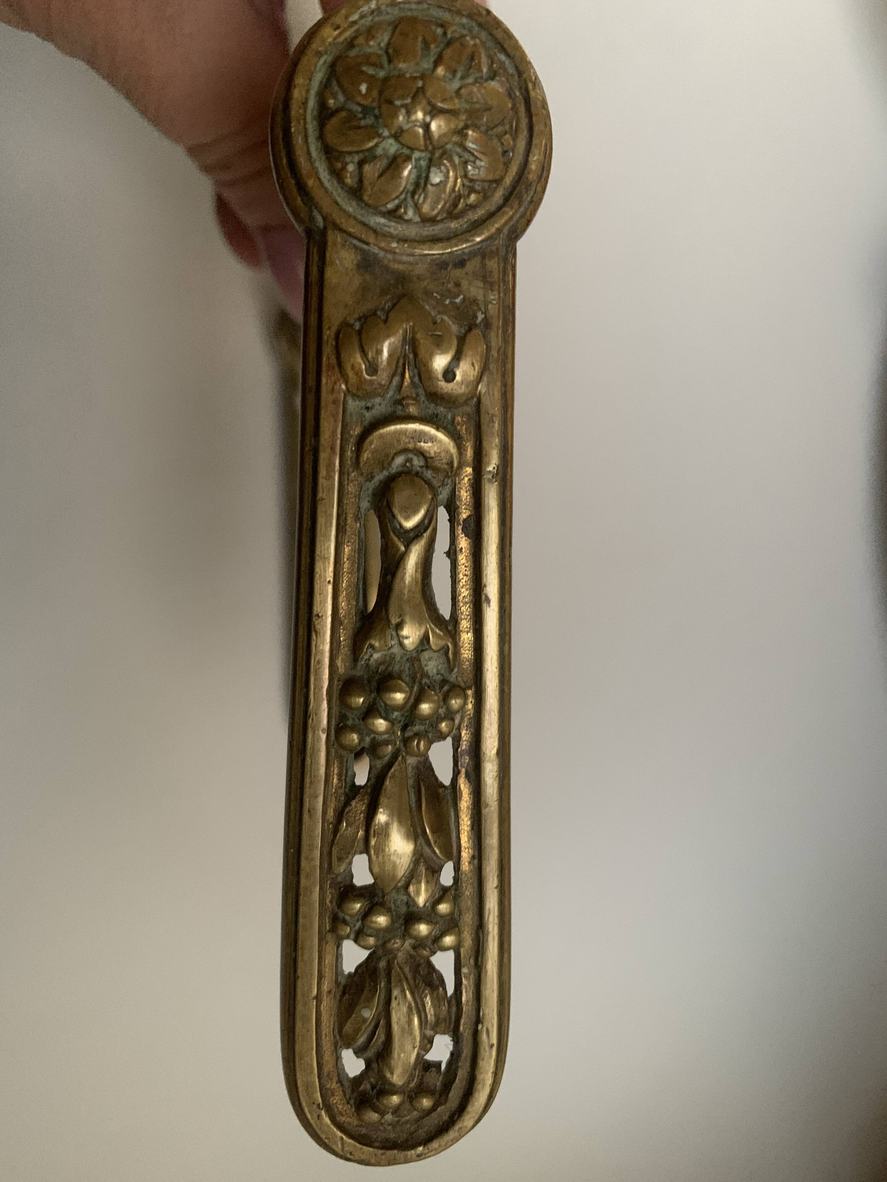 Paire de poignées de porte anciennes en laiton