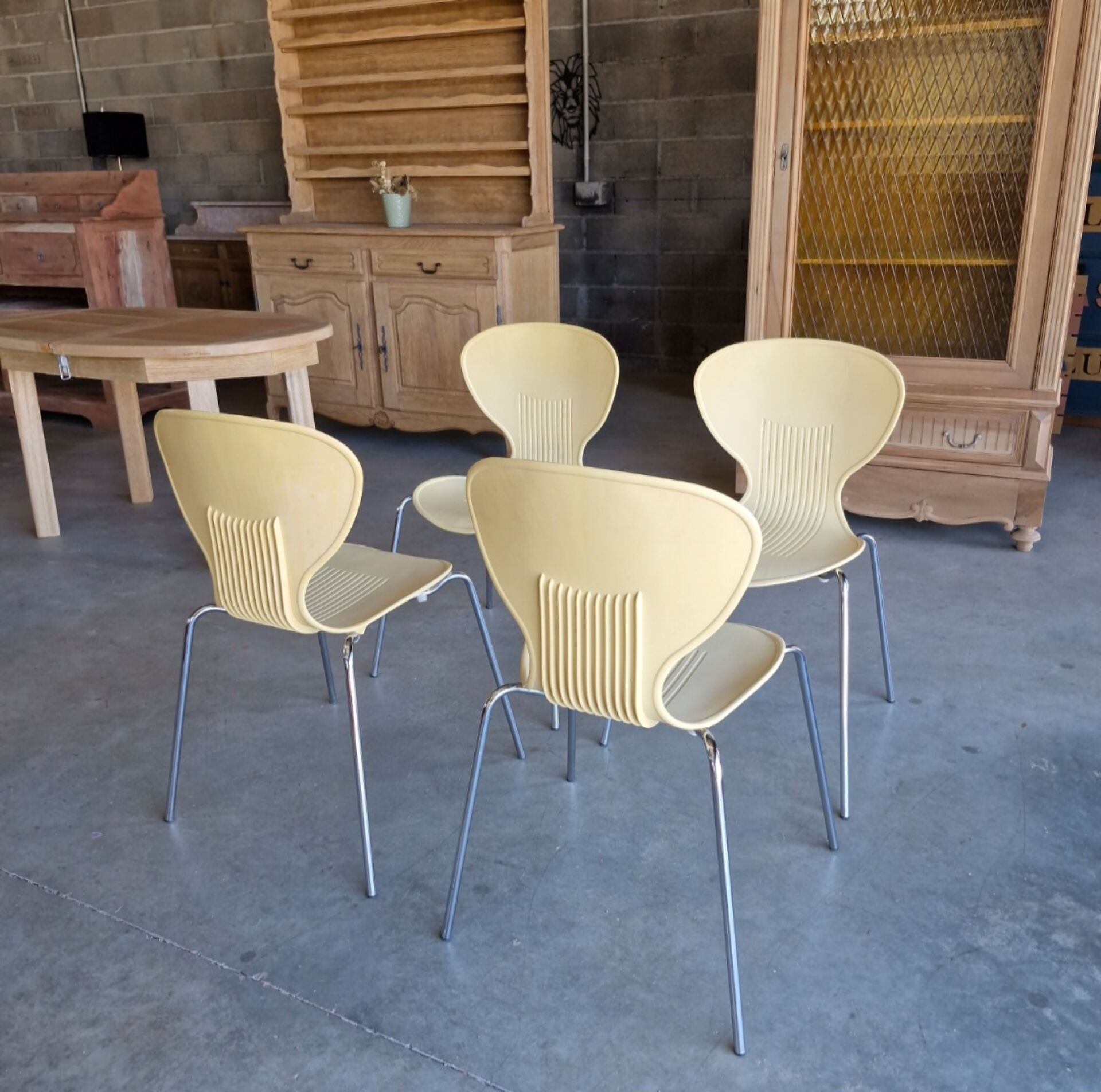 Lot de 4 chaises design vintage – crème & chrome