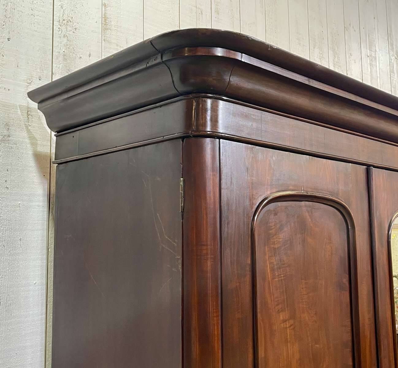 19th-century Victorian English bedroom wardrobe in mahogany.