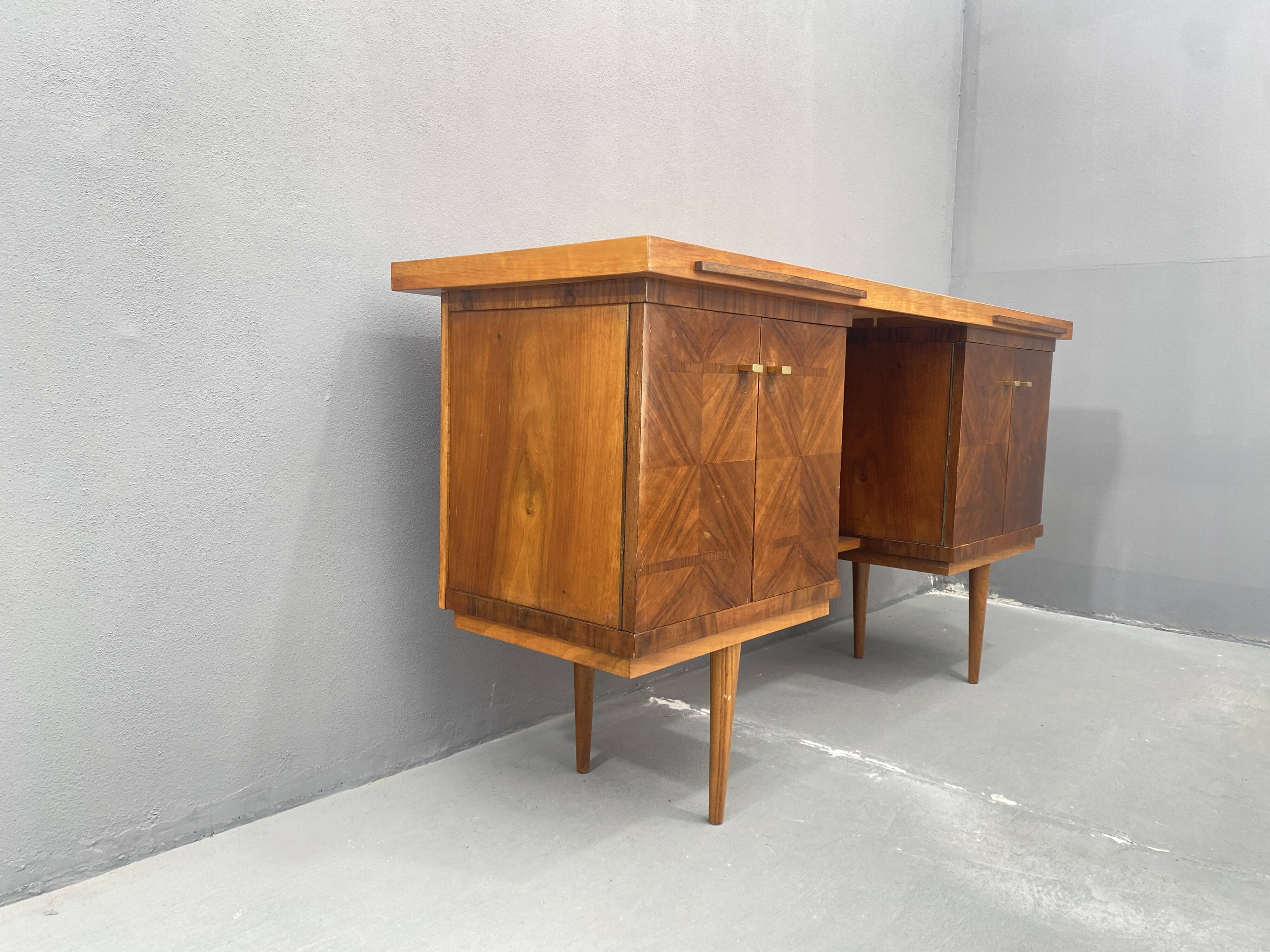 Bureau en noyer du milieu du siècle, années 1970, Tchécoslovaquie