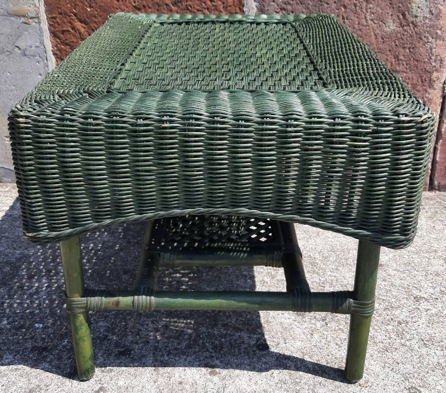 Salon de jardin complet en rotin. (Sofa, fauteuils x 2, table basse)