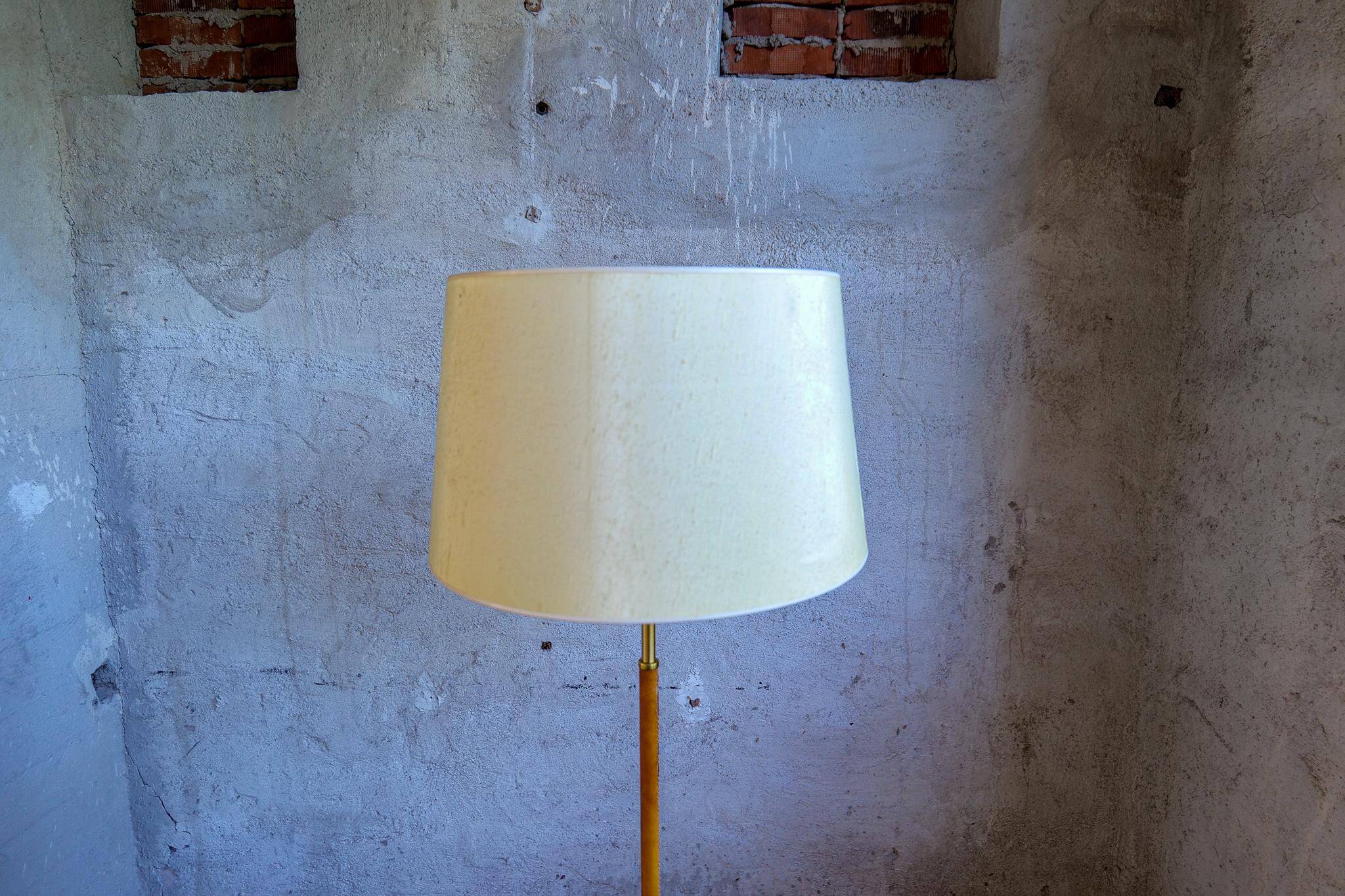 Modern mid-century brass and leather floor lamp Atelje Lyktan, Sweden