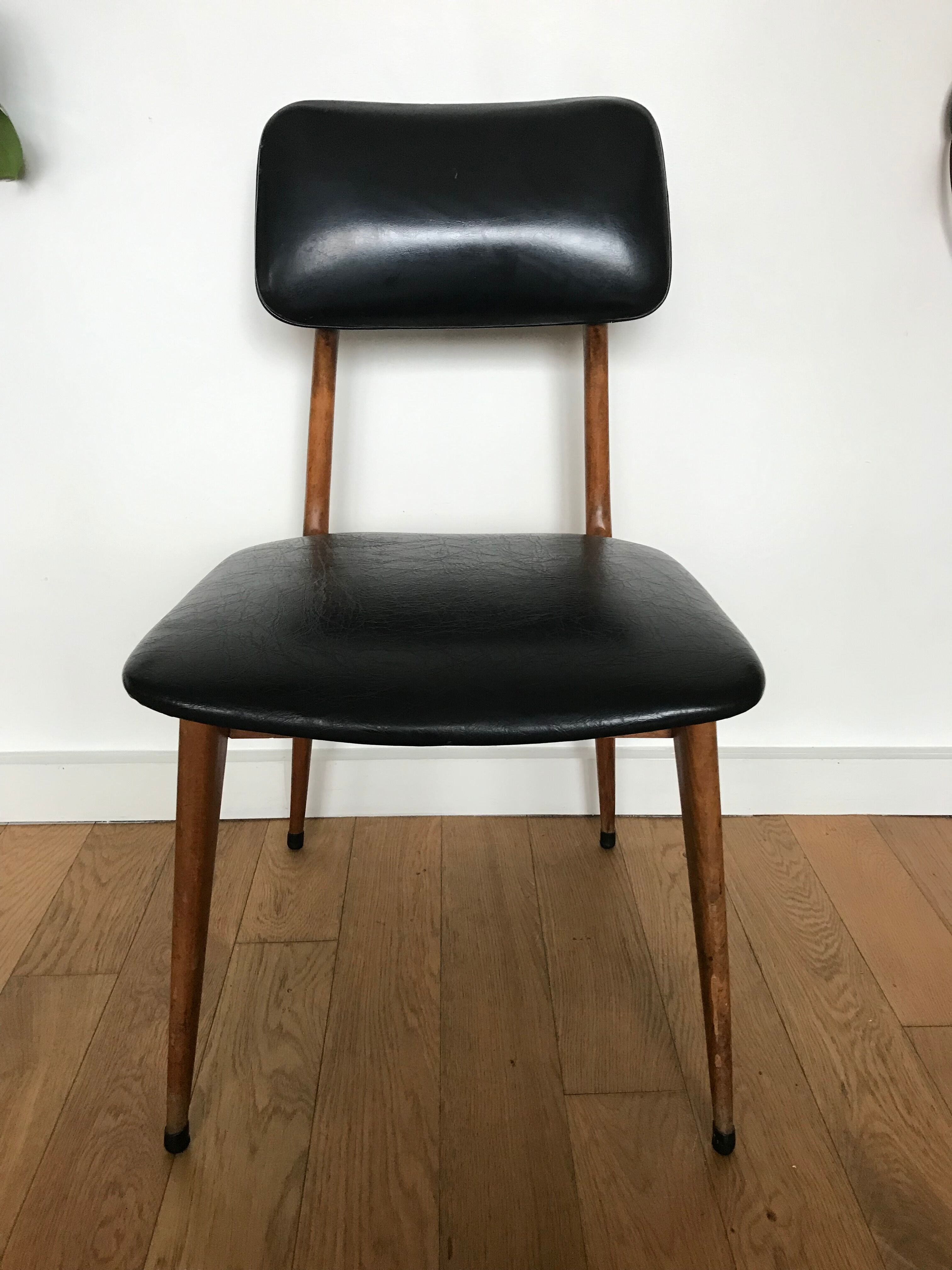 Chair in wood and leatherette