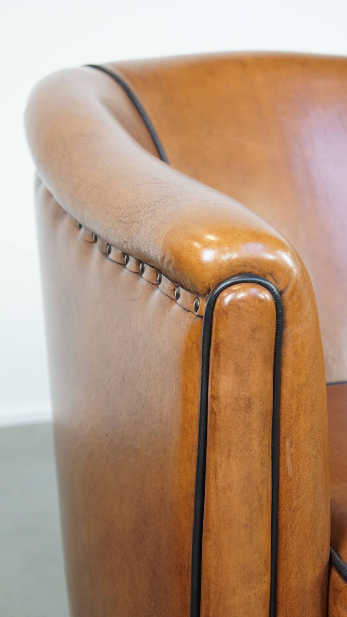 Set of 2 sheep leather club chairs finished with black piping