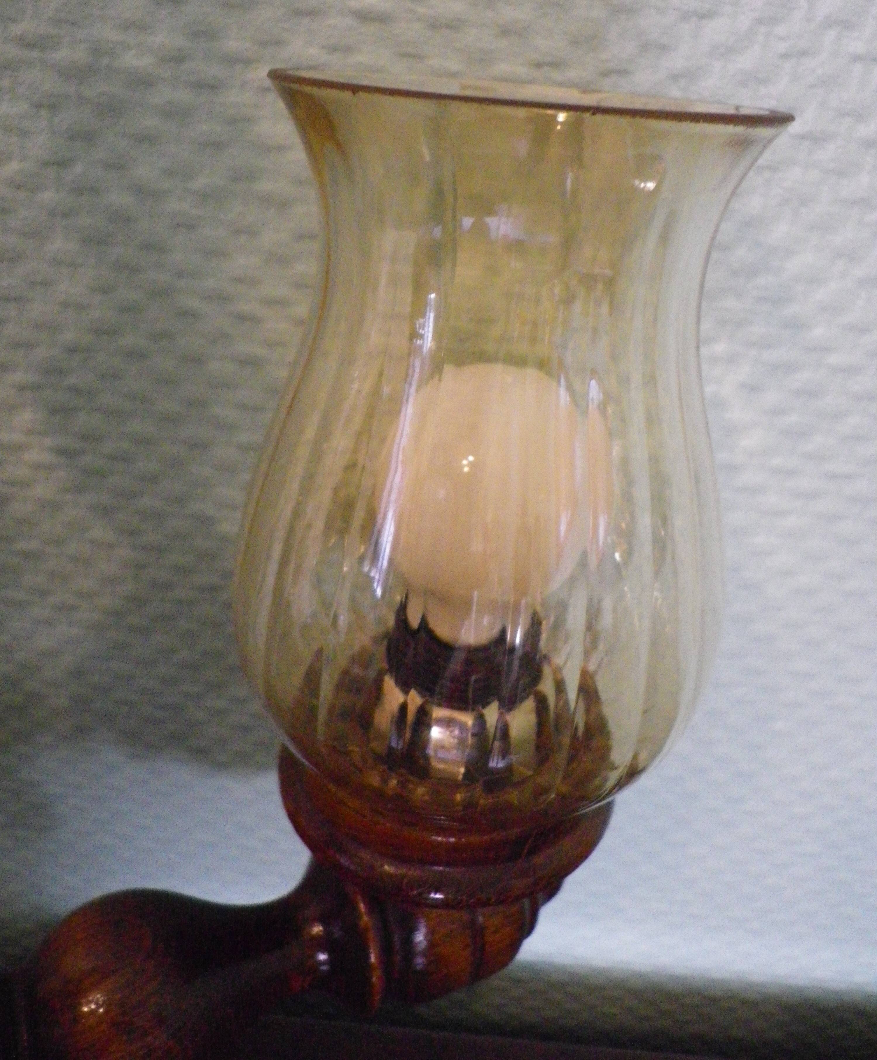 Suspension with three lights, turned varnished wood, amber tulip shade, 1970s.