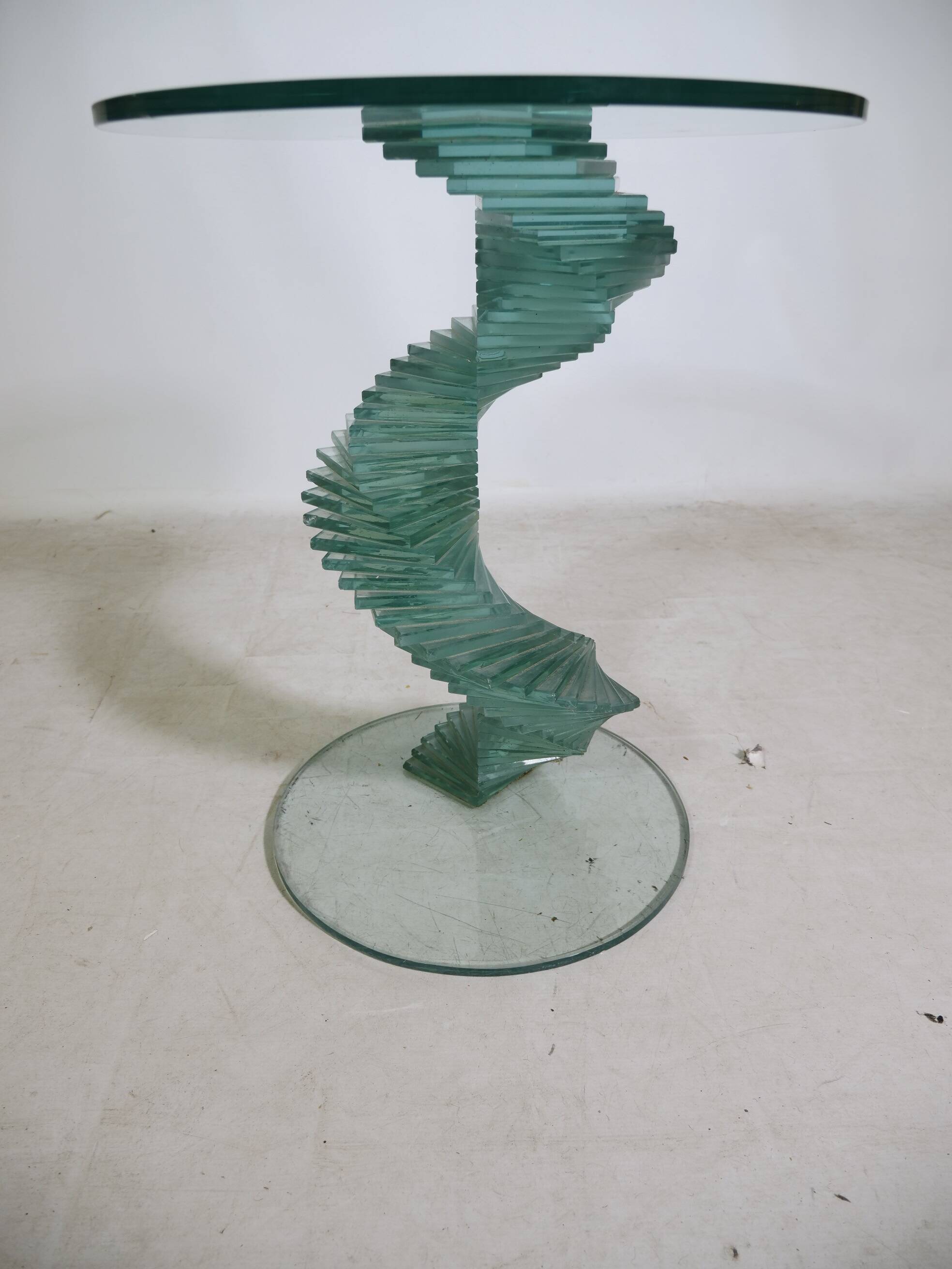 Table d'appoint en verre hélicoïdale postmoderne, années 1980