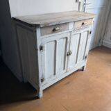 Buffet parisien vintage dans sa peinture d’origine patinée.