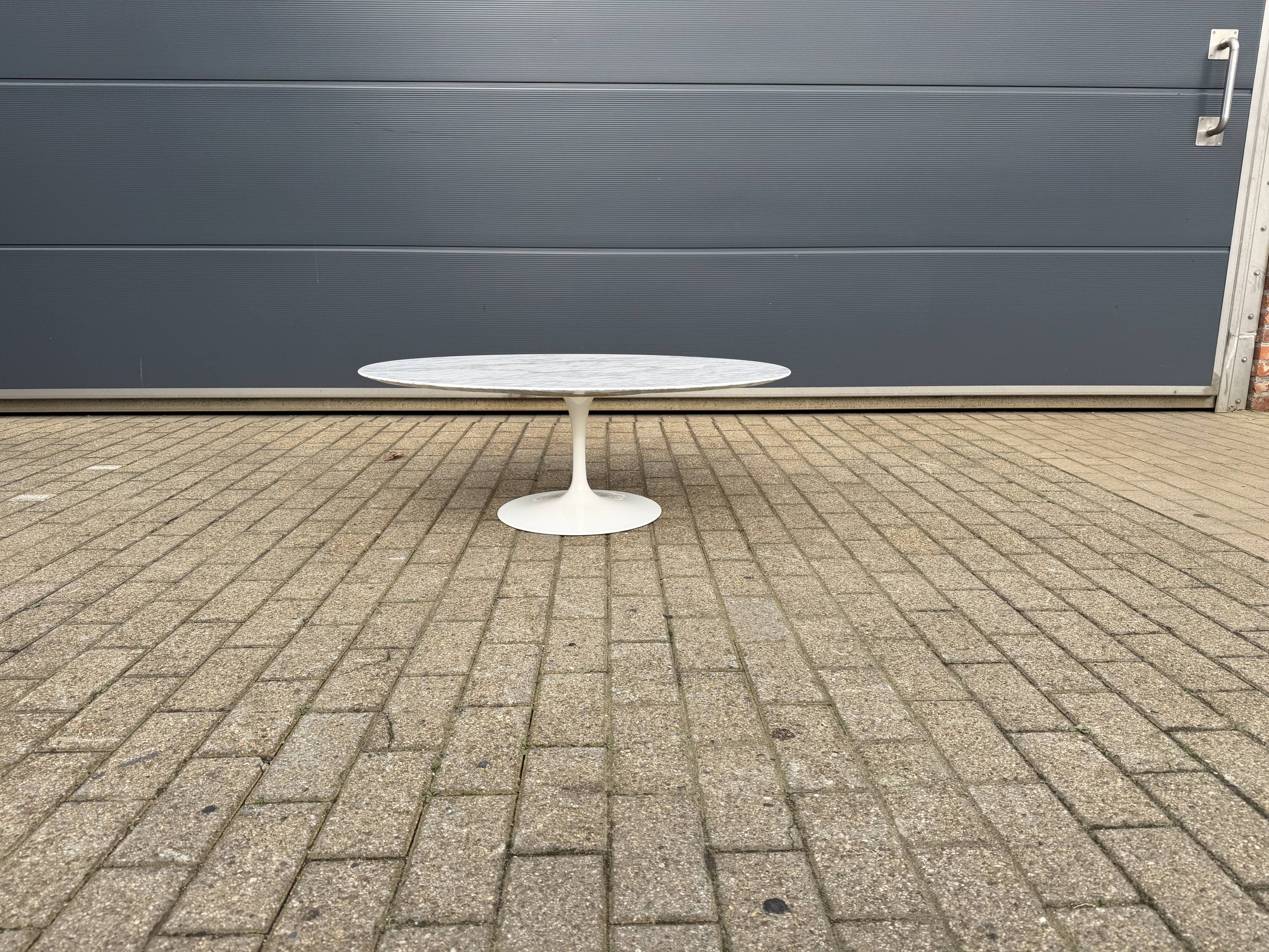 Original oval coffee table Knoll Tulip Eero Saarinen Carrara