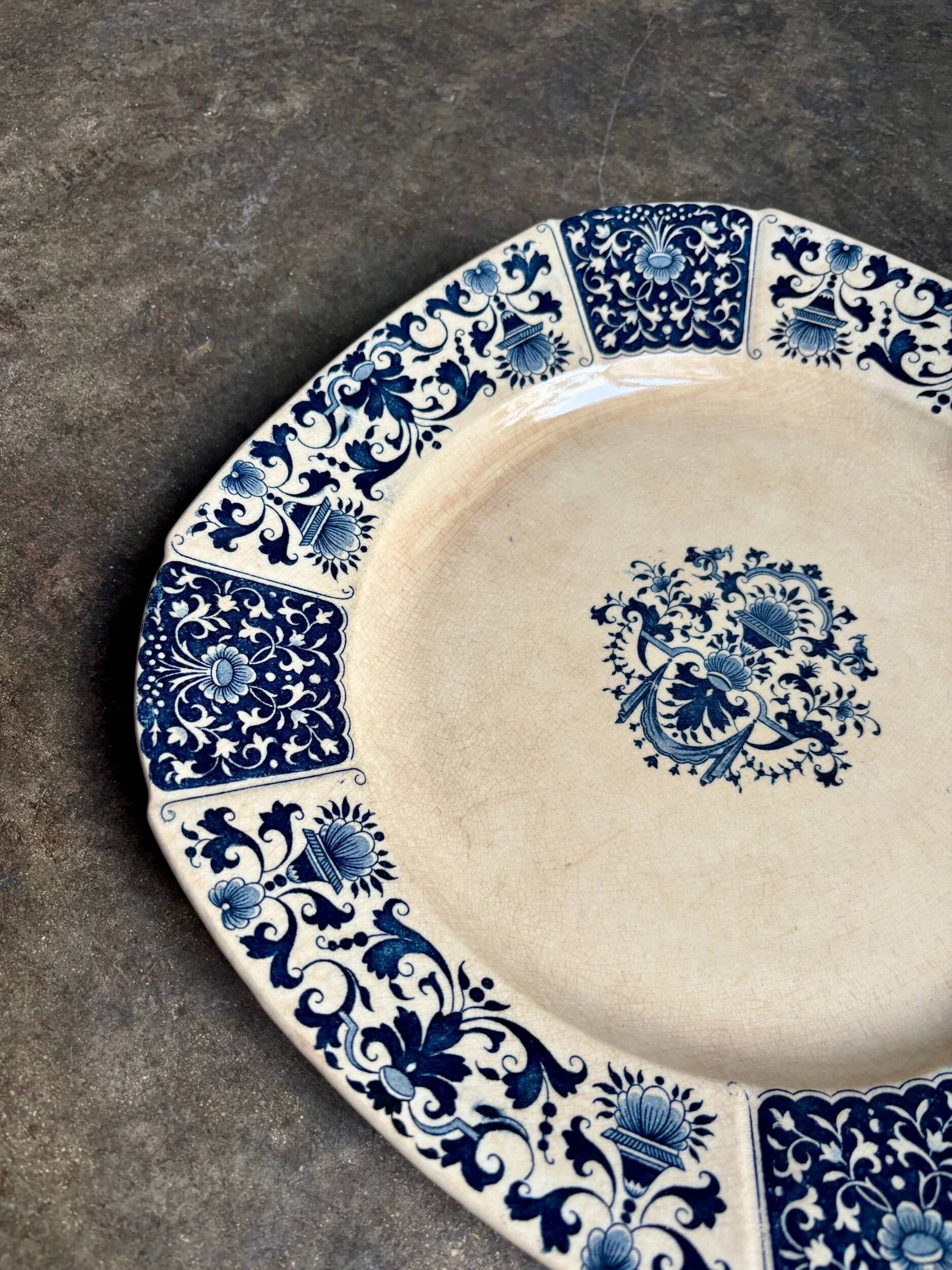 Round plate from Gien in blue ironstone, "Blue Ibis" service.