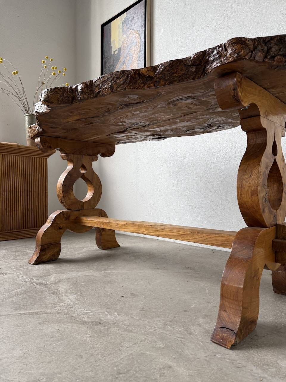 Table artisanale en orme massif, art populaire