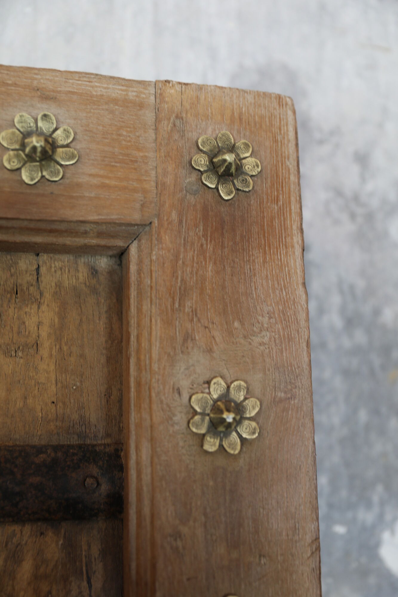 Porte indienne en teck naturelle et cabochons en laiton