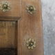 Porte indienne en teck naturelle et cabochons en laiton