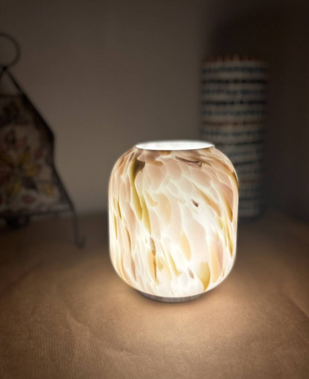 Lampe en verre effet opalin crème et doré