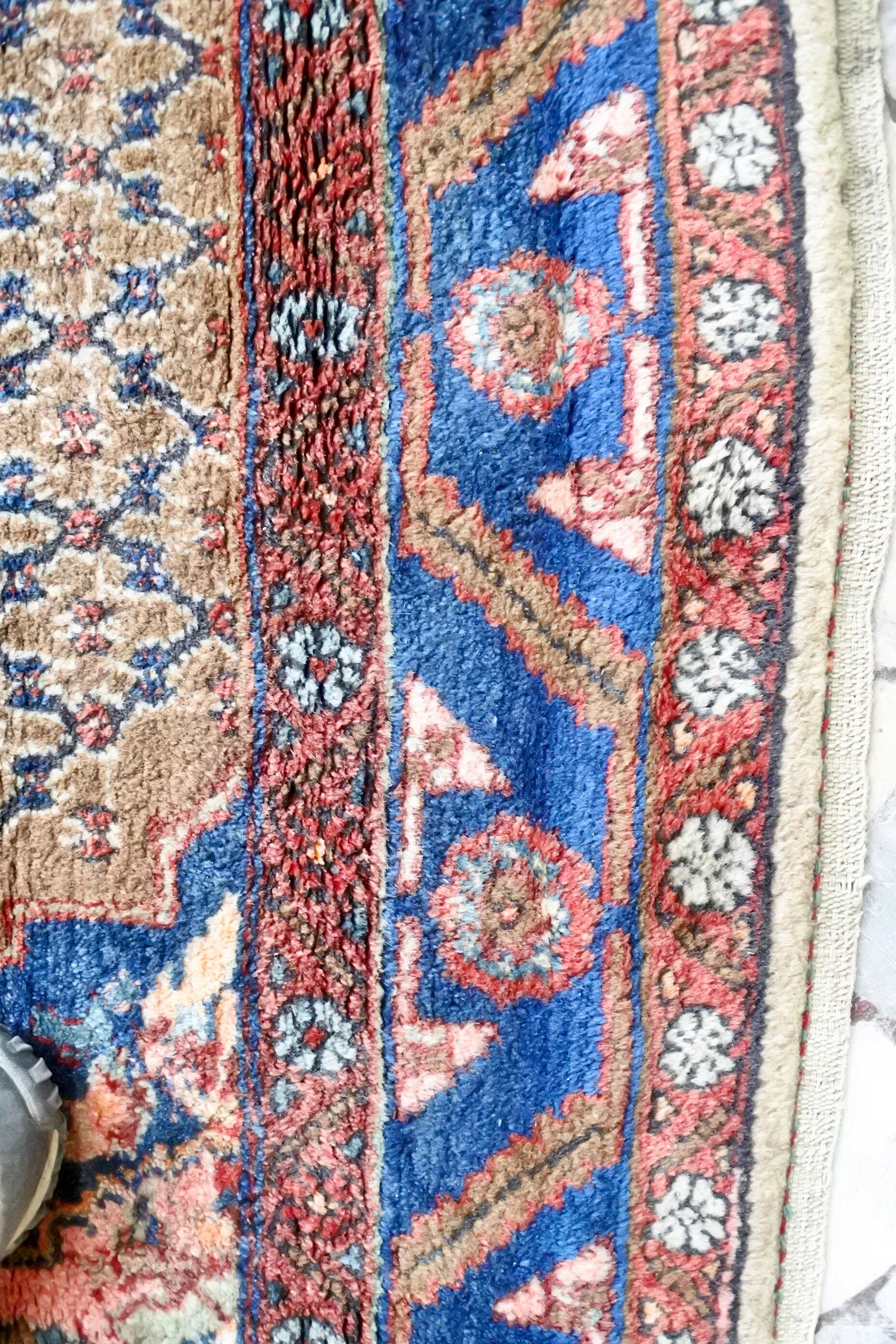 Spectacular hand-knotted Persian rug 245x137cm