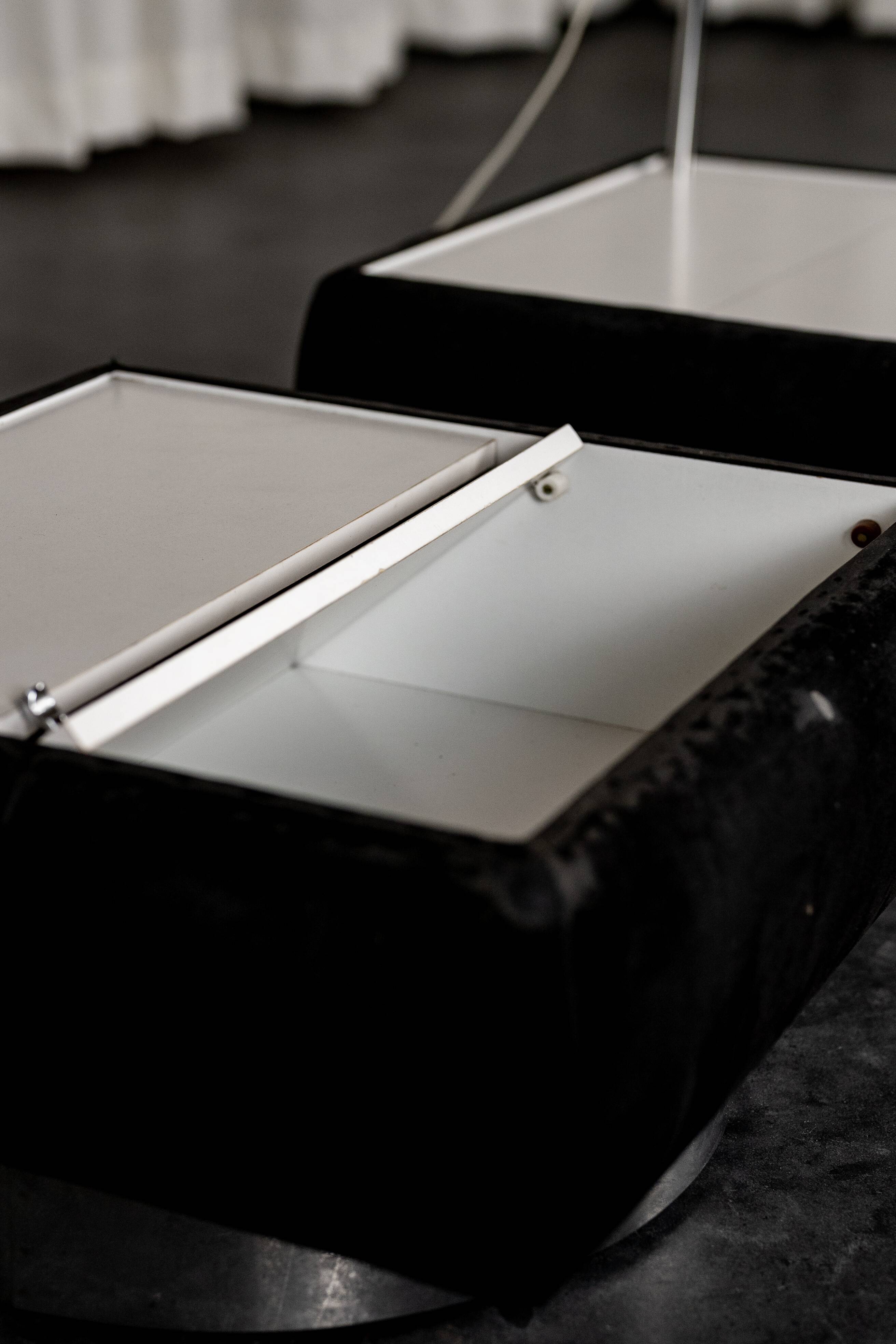 Set of 2 side tables with integrated lamp.