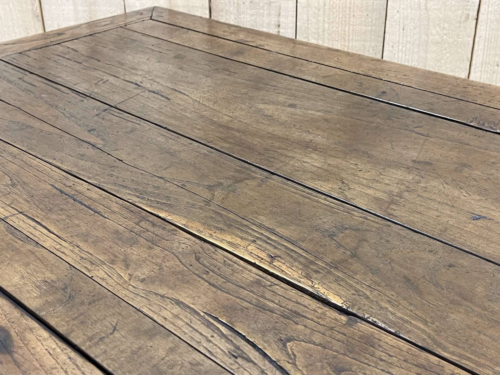 Table basse en chêne du 19ème avec un grand tiroir
