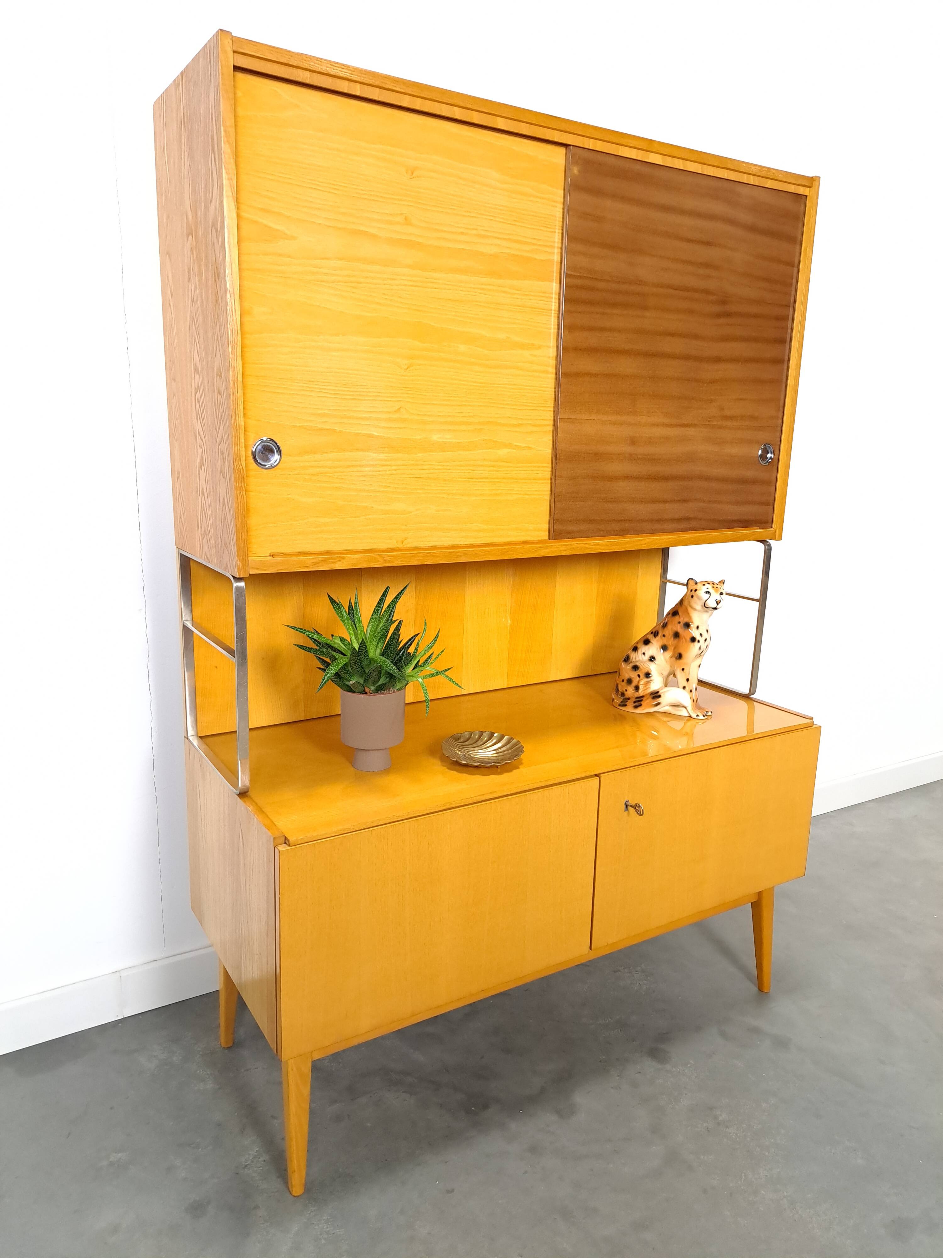 Jitona design vitrinekast met 2 kleuren fineer en schuifdeuren