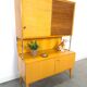 Jitona design vitrinekast met 2 kleuren fineer en schuifdeuren
