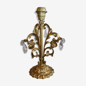 Pied de lampe vintage en métal doré à décor d'arabesques ornées de pendeloques en verre