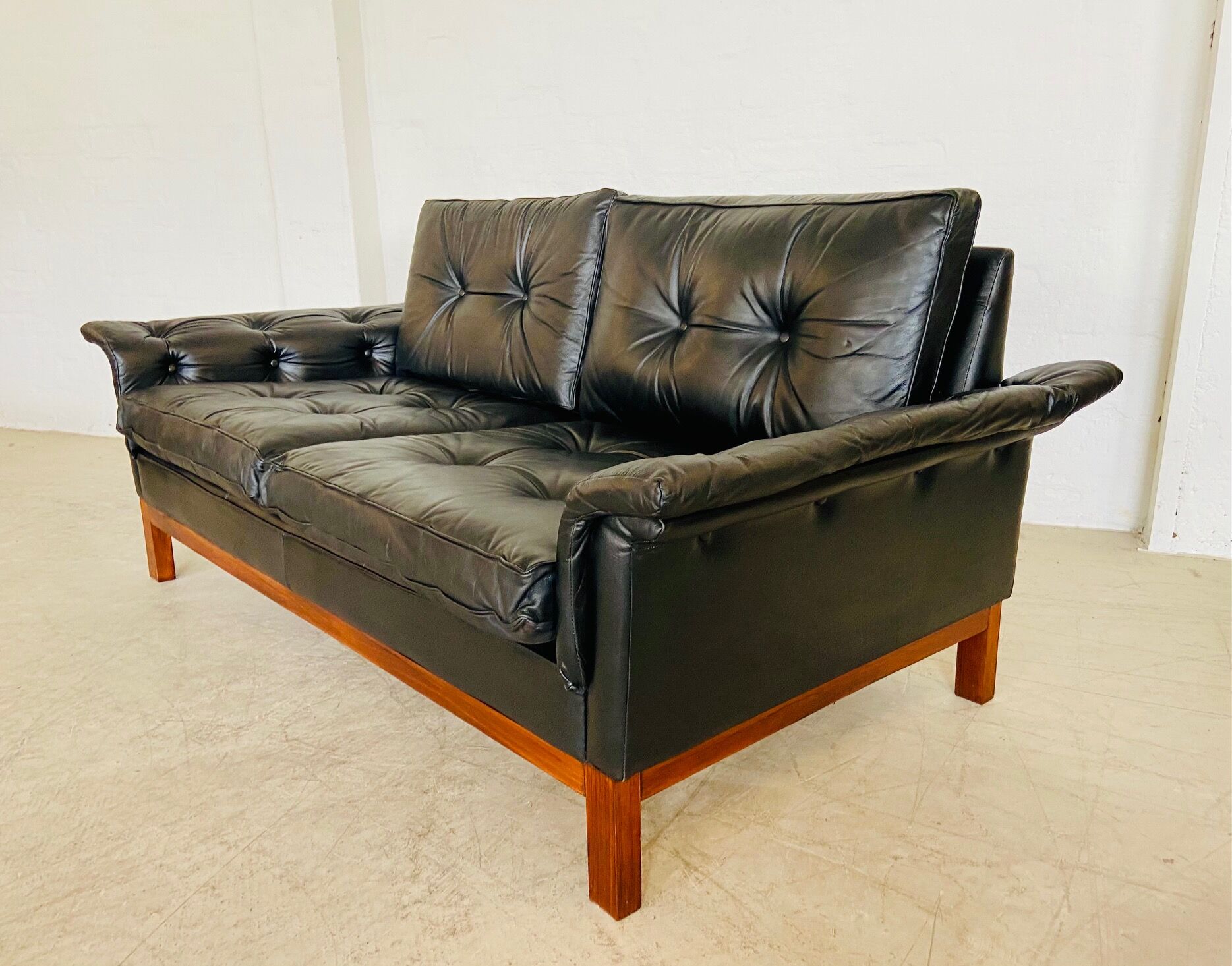 Canapé en cuir noir à boutons vintage scandinave des années 1960, modèle Kardinal, pour 2 personnes.