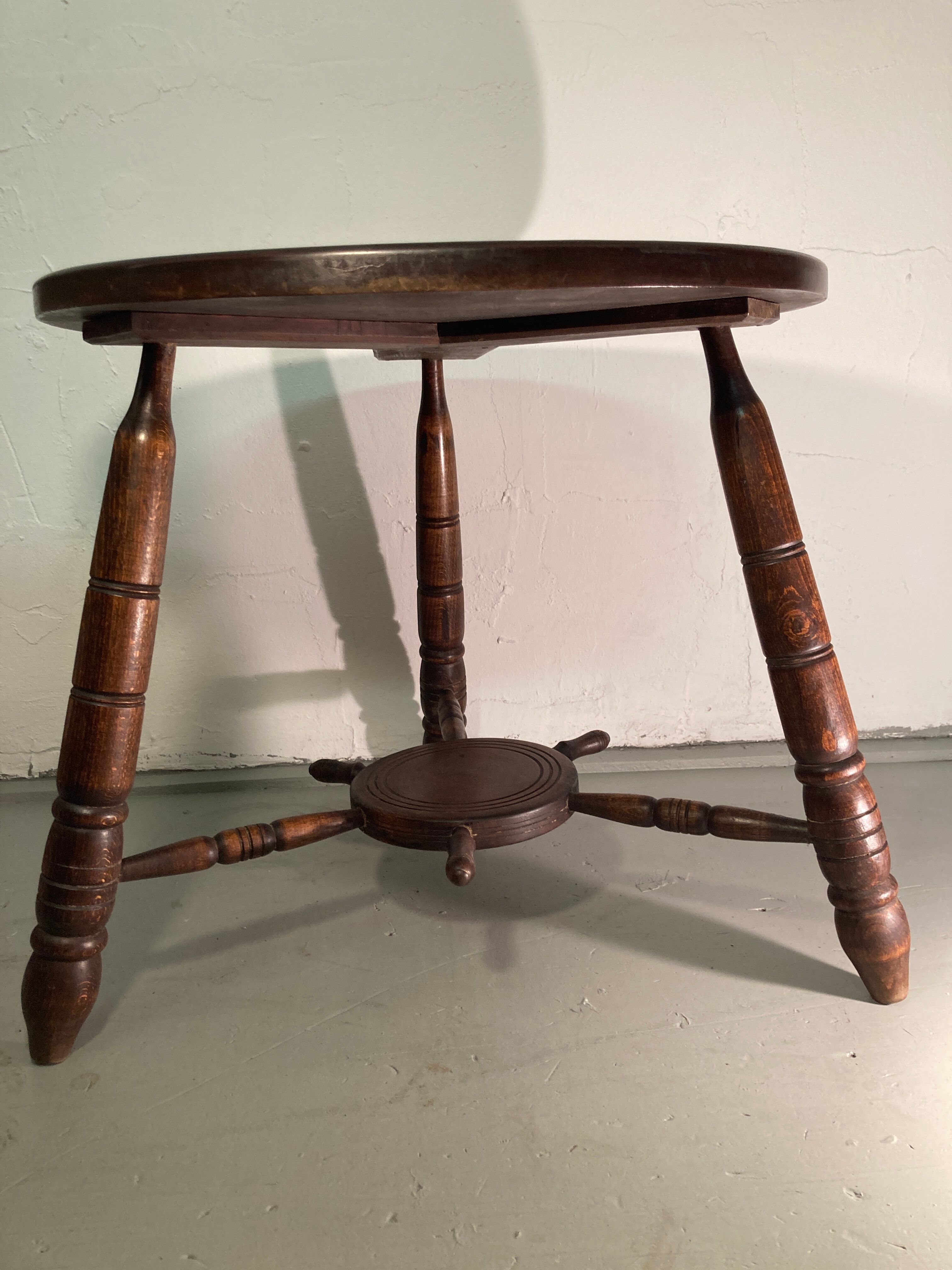 Table basse moderniste en bois tourné, années 1950