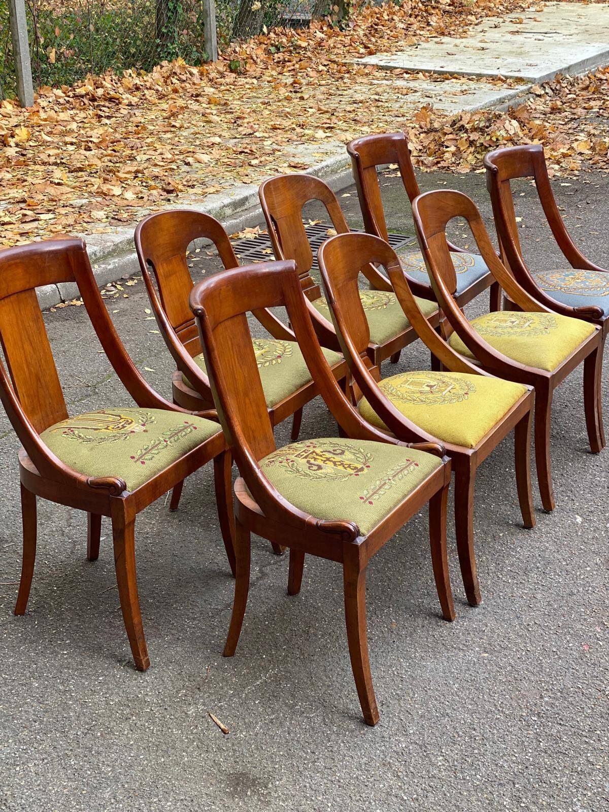 8 gondola chairs in solid wood and green and blue fabric