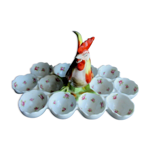Présentoir à oeufs en porcelaine signé Austria Coq au milieu de 12 coquetiers