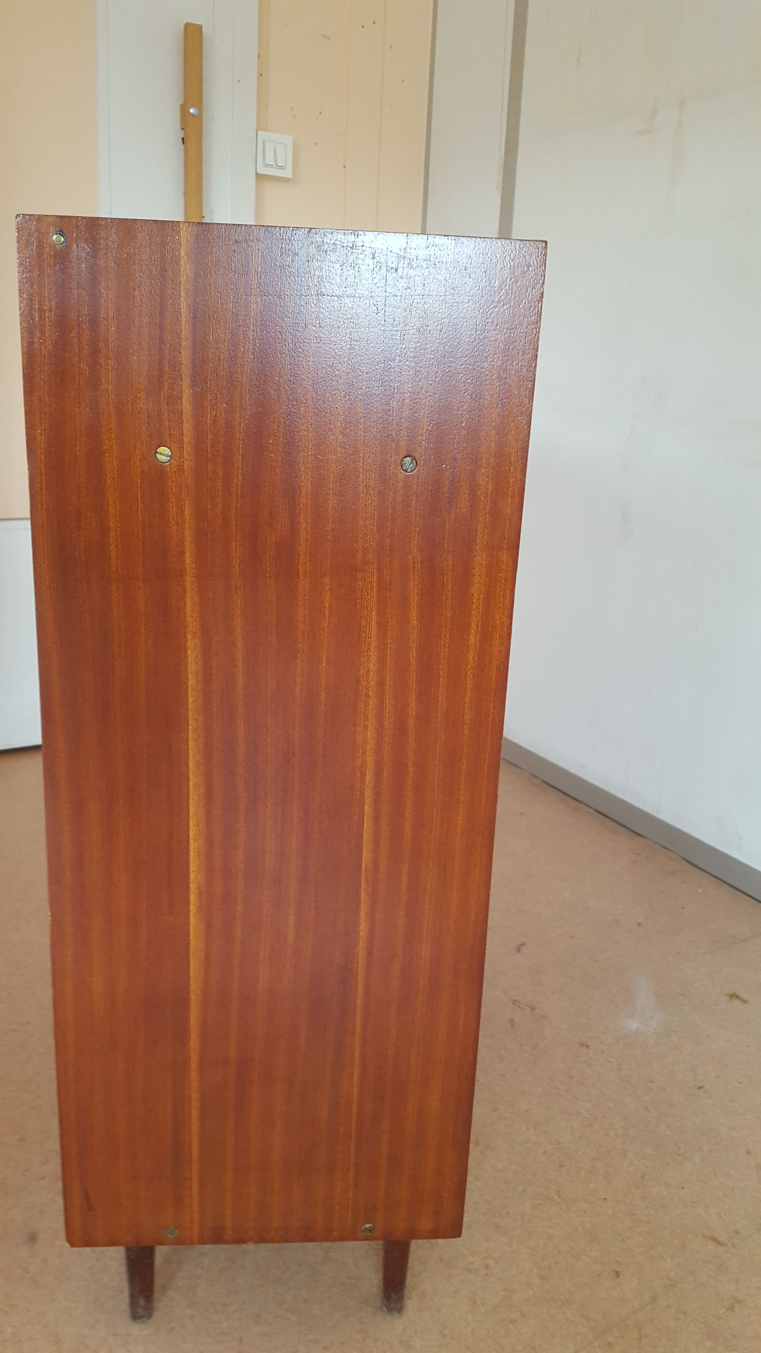 Shoe cabinet