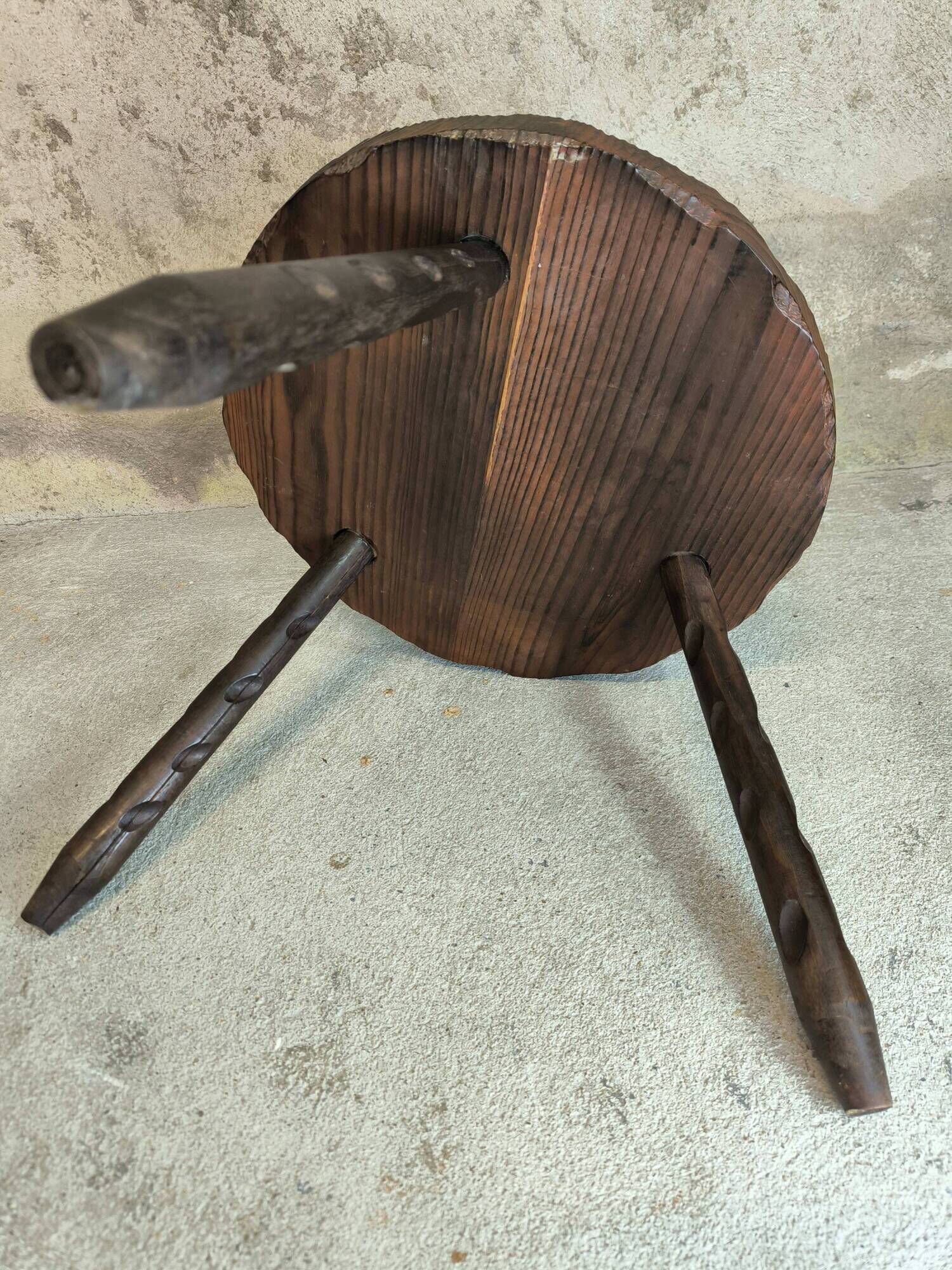 Vintage tripod coffee table in pine.